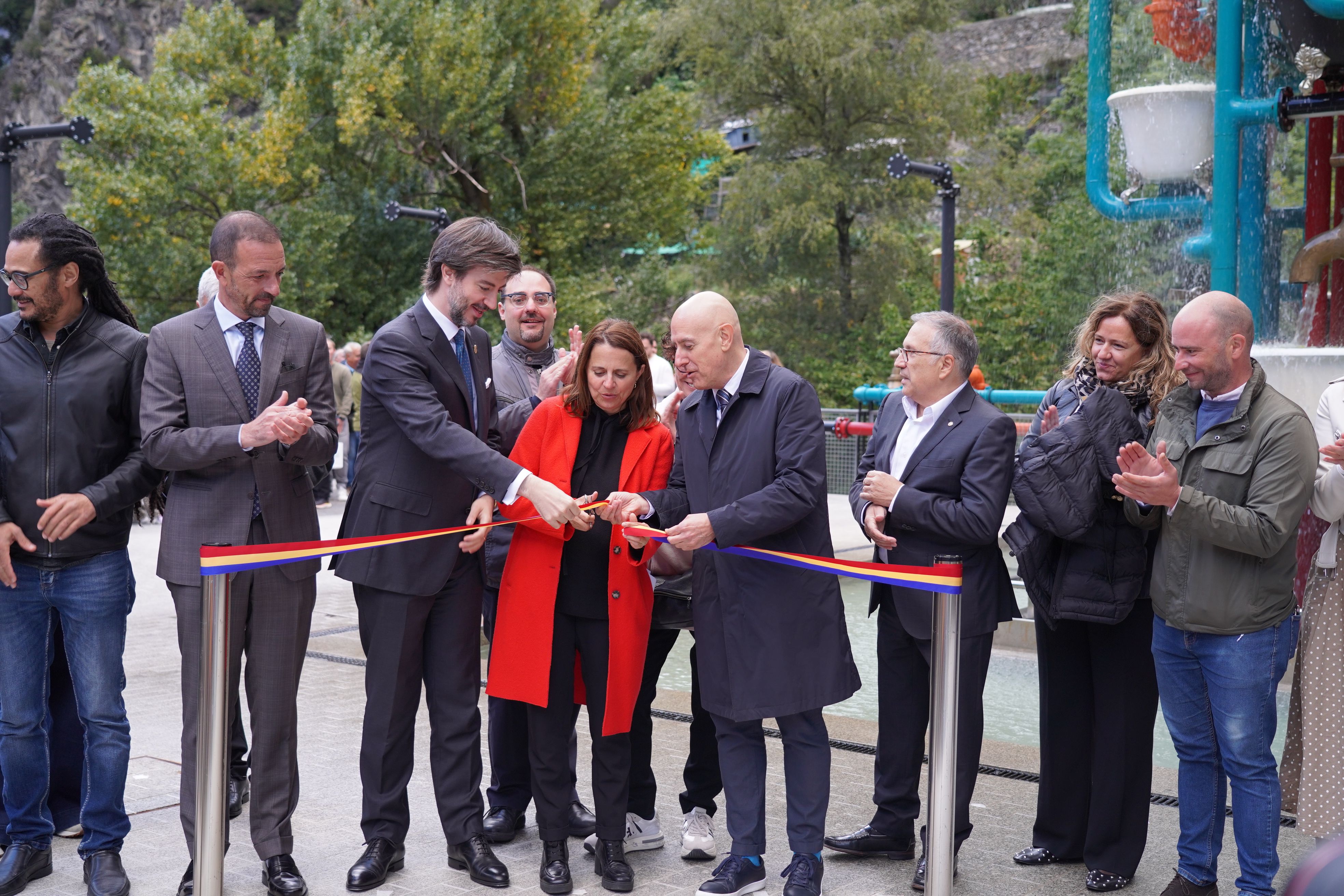Moment de tallar la cinta per inaugurar el projecte Caldes. Moment de tallar la cinta per inaugurar el projecte Caldes.