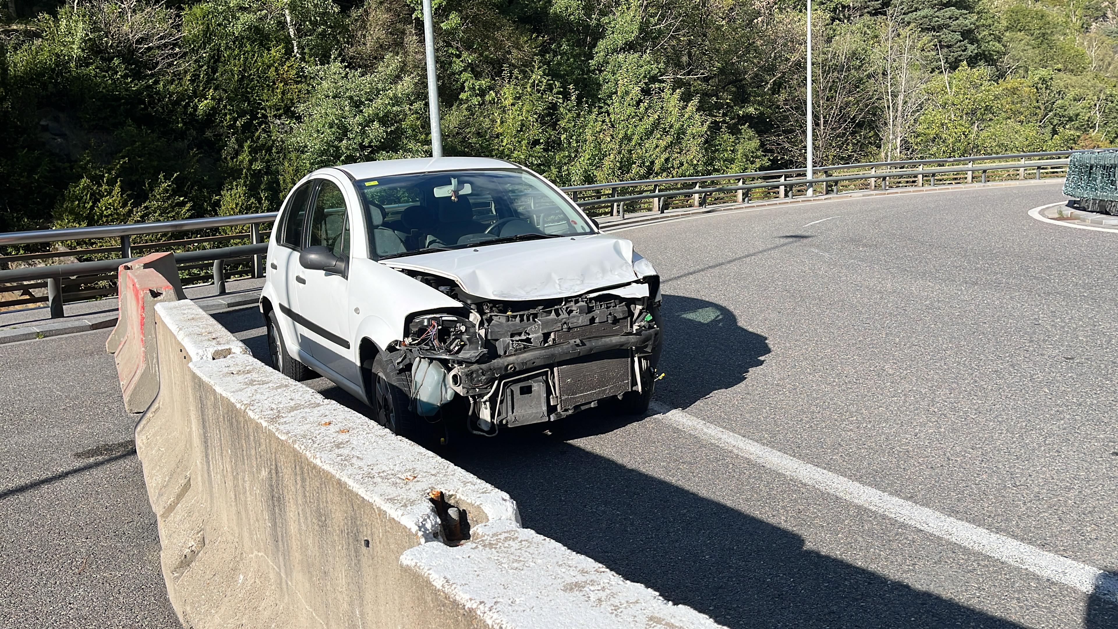 Estat en què ha quedat el cotxe després de l'accident.