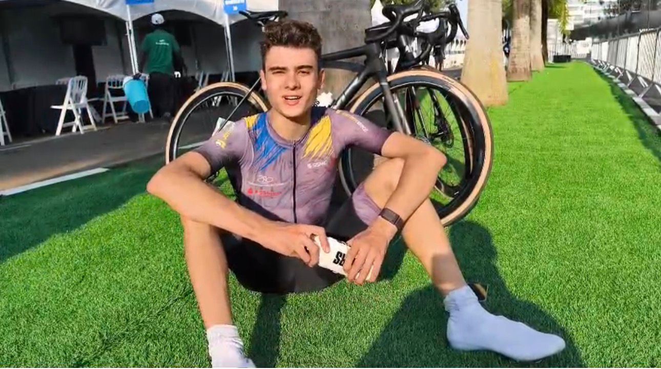 Adrià Regada, amb el maillot de la FAC en acabar la cursa a Ruanda.