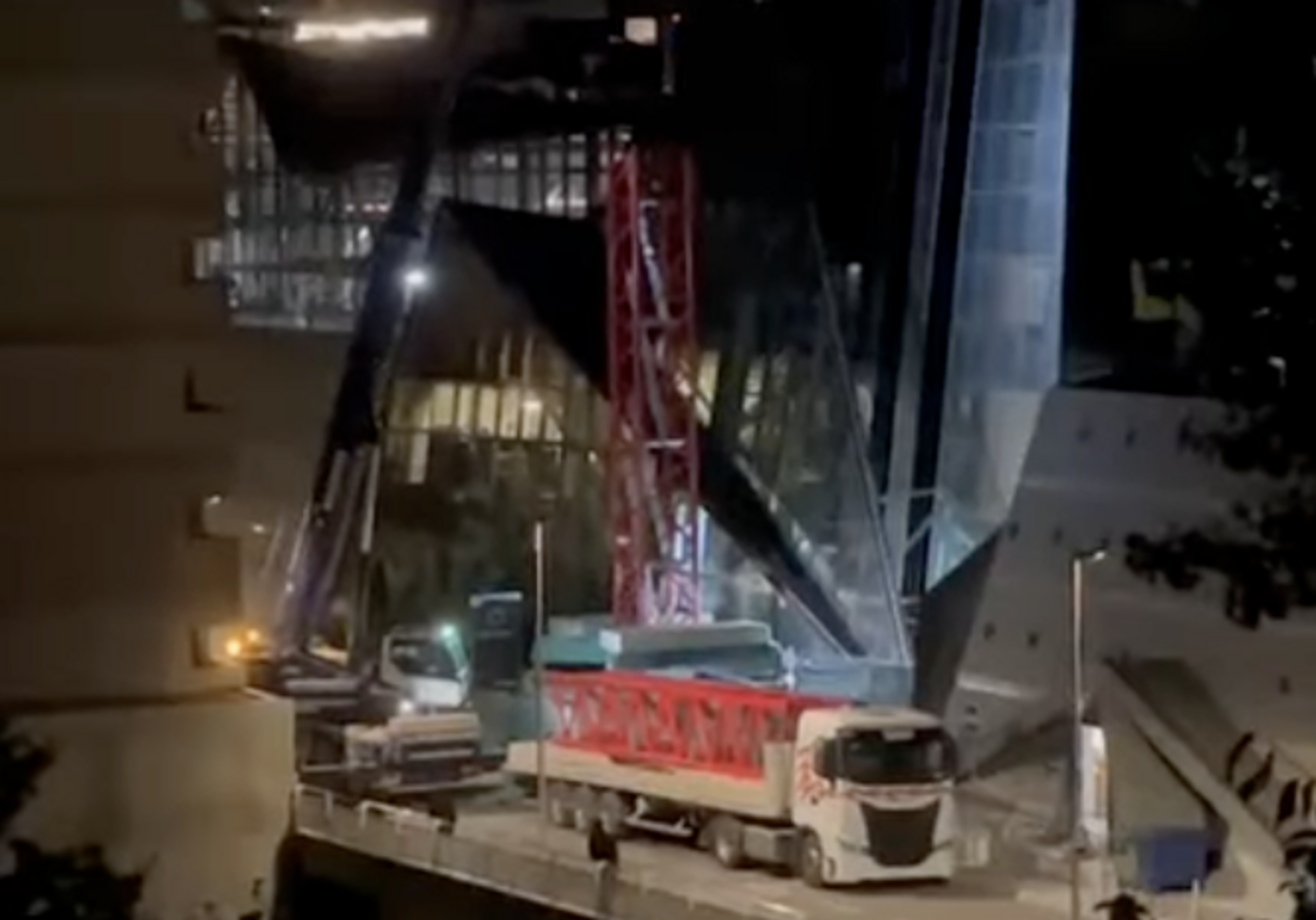 Un moment del muntatge de la grua.