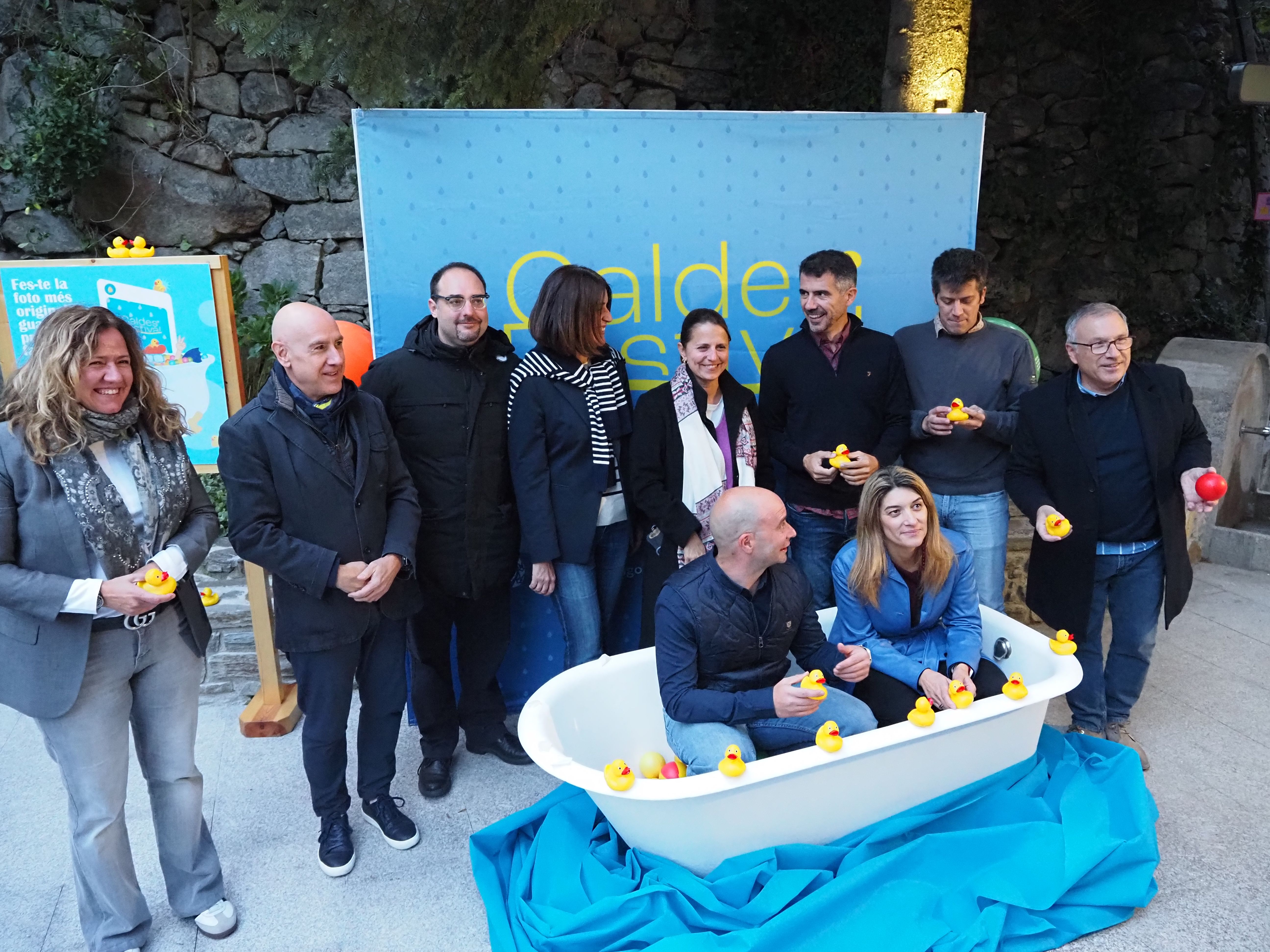 Els membres del comú d'Escaldes amb representants d'Els Amics de les Arts. Els membres del comú d'Escaldes amb representants d'Els Amics de les Arts.