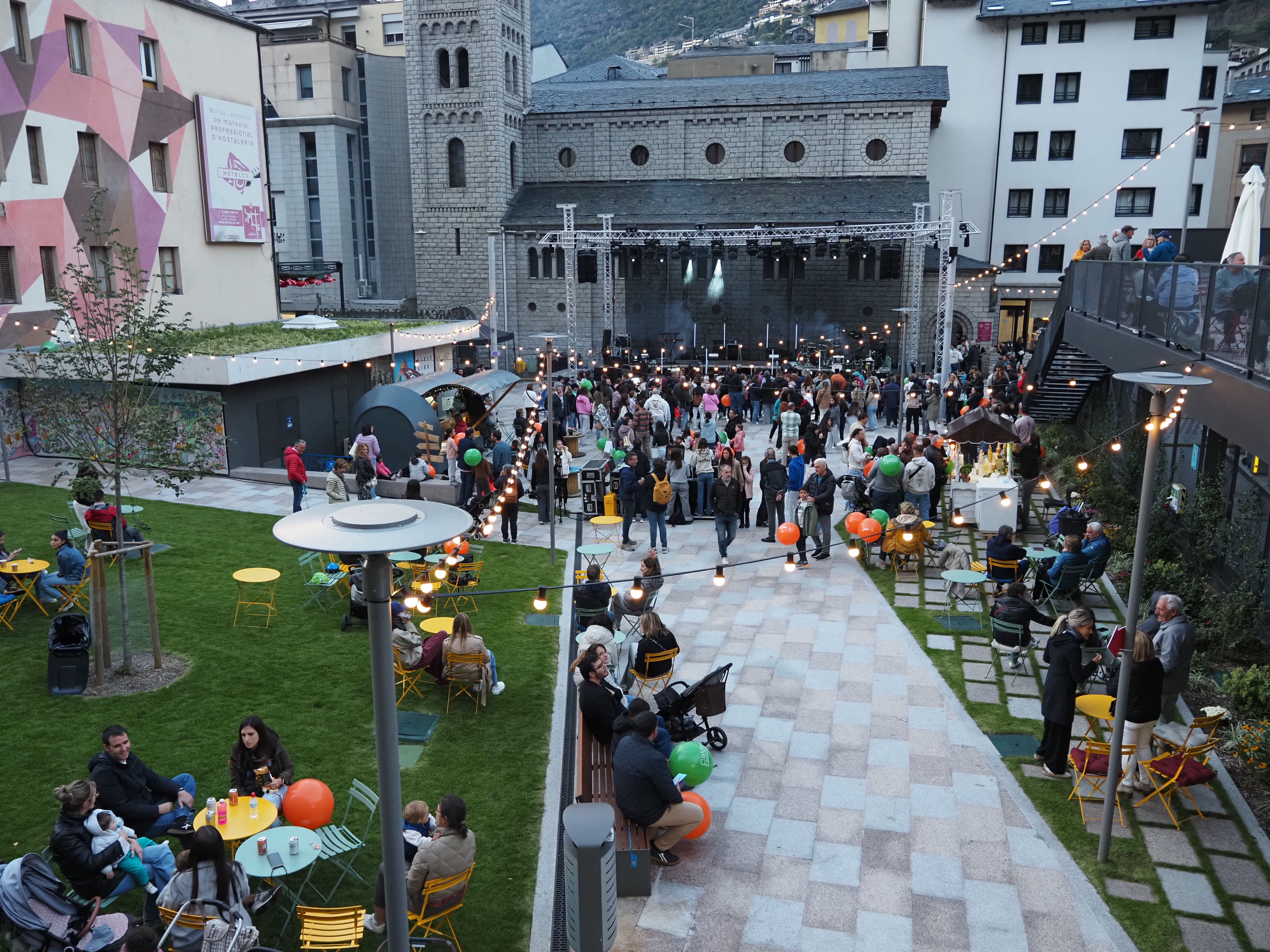 La plaça de l'Església minuts abans del concert de Miki Nuñez. La plaça de l'Església minuts abans del concert de Miki Nuñez.