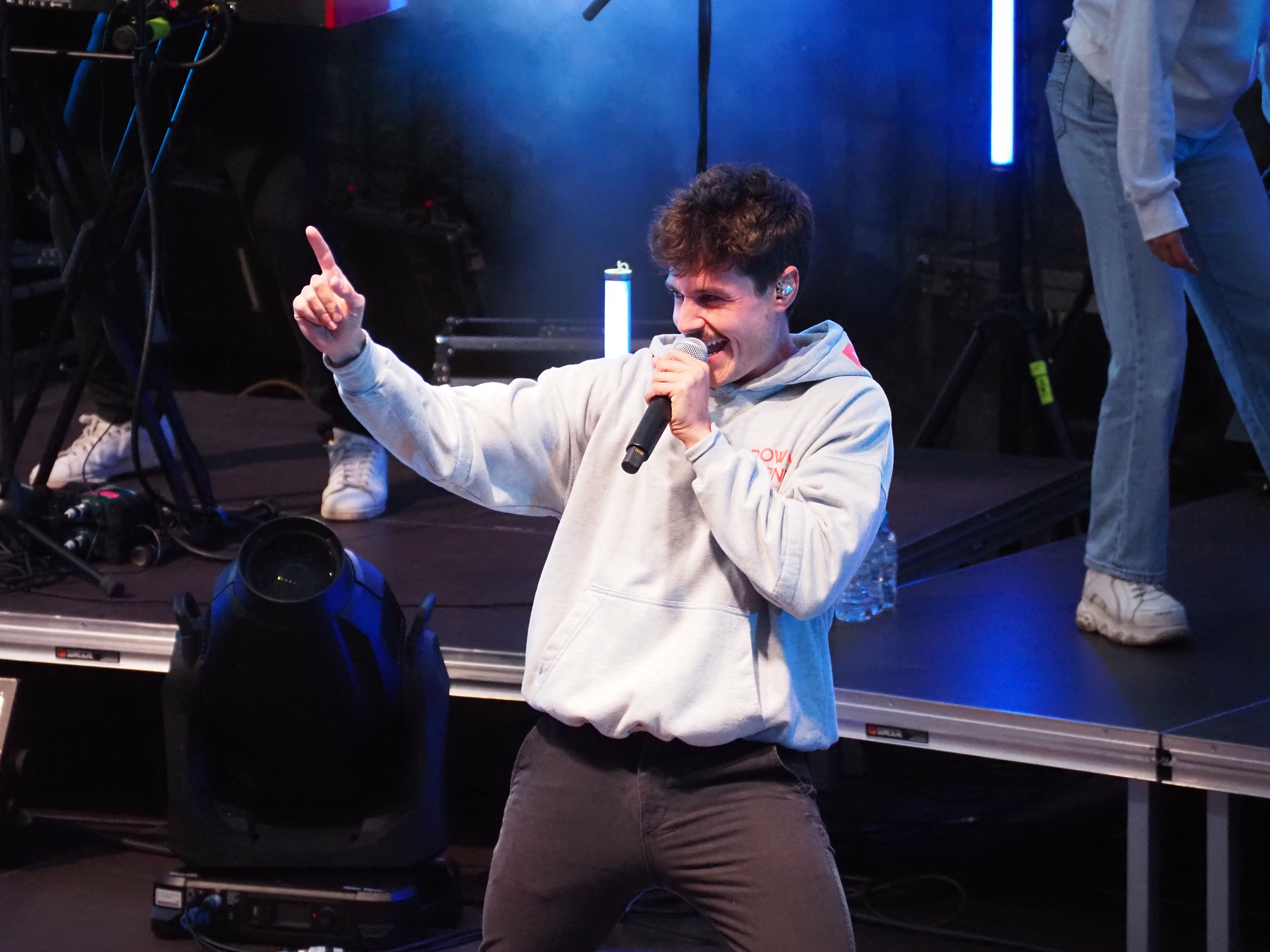 Miki Nuñez durant el concert. Miki Nuñez durant el concert.