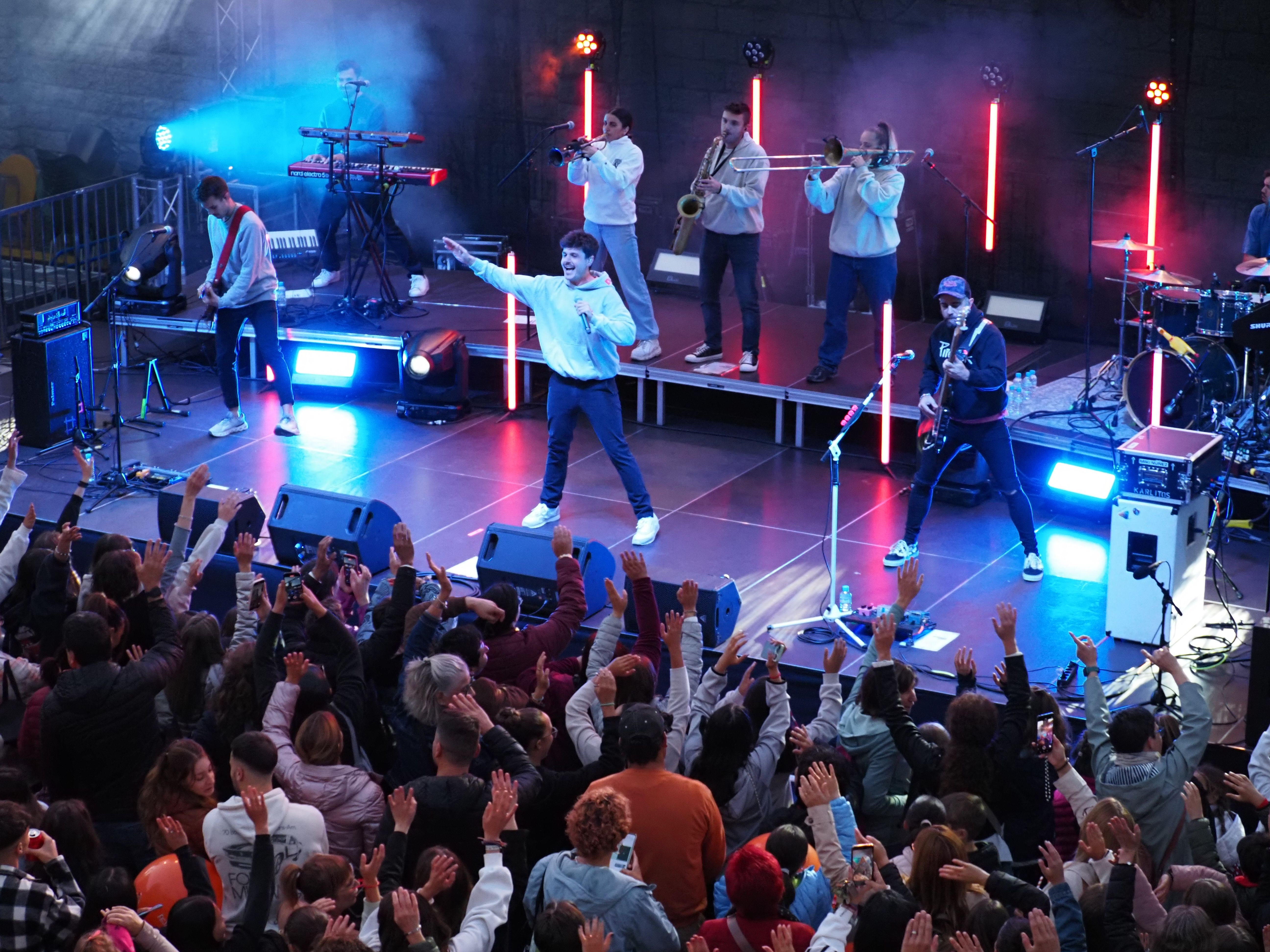 Miki Nuñez anima al públic durant el concert. Miki Nuñez anima al públic durant el concert.