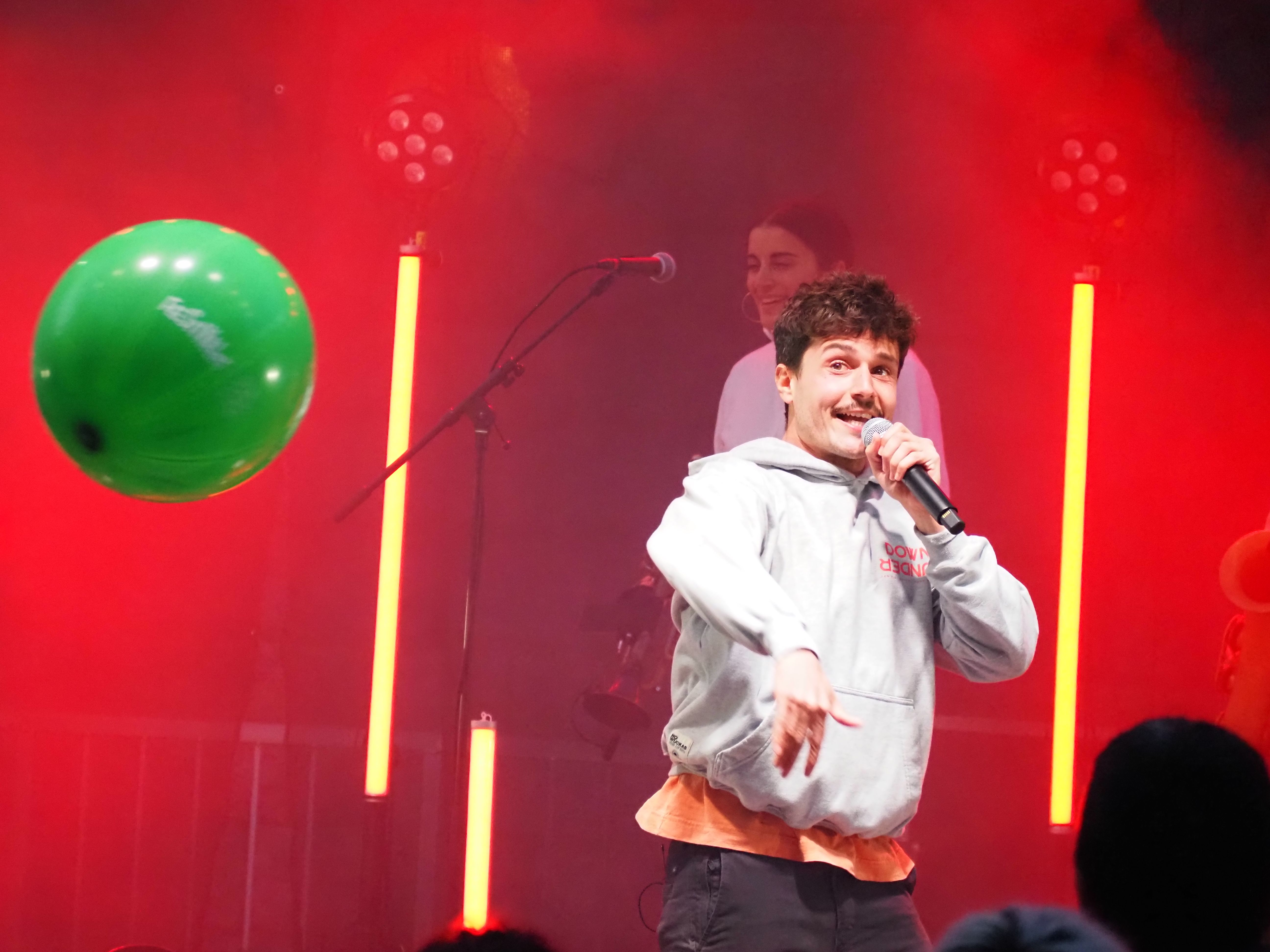 Miki Nuñez durant el concert. Miki Nuñez durant el concert.