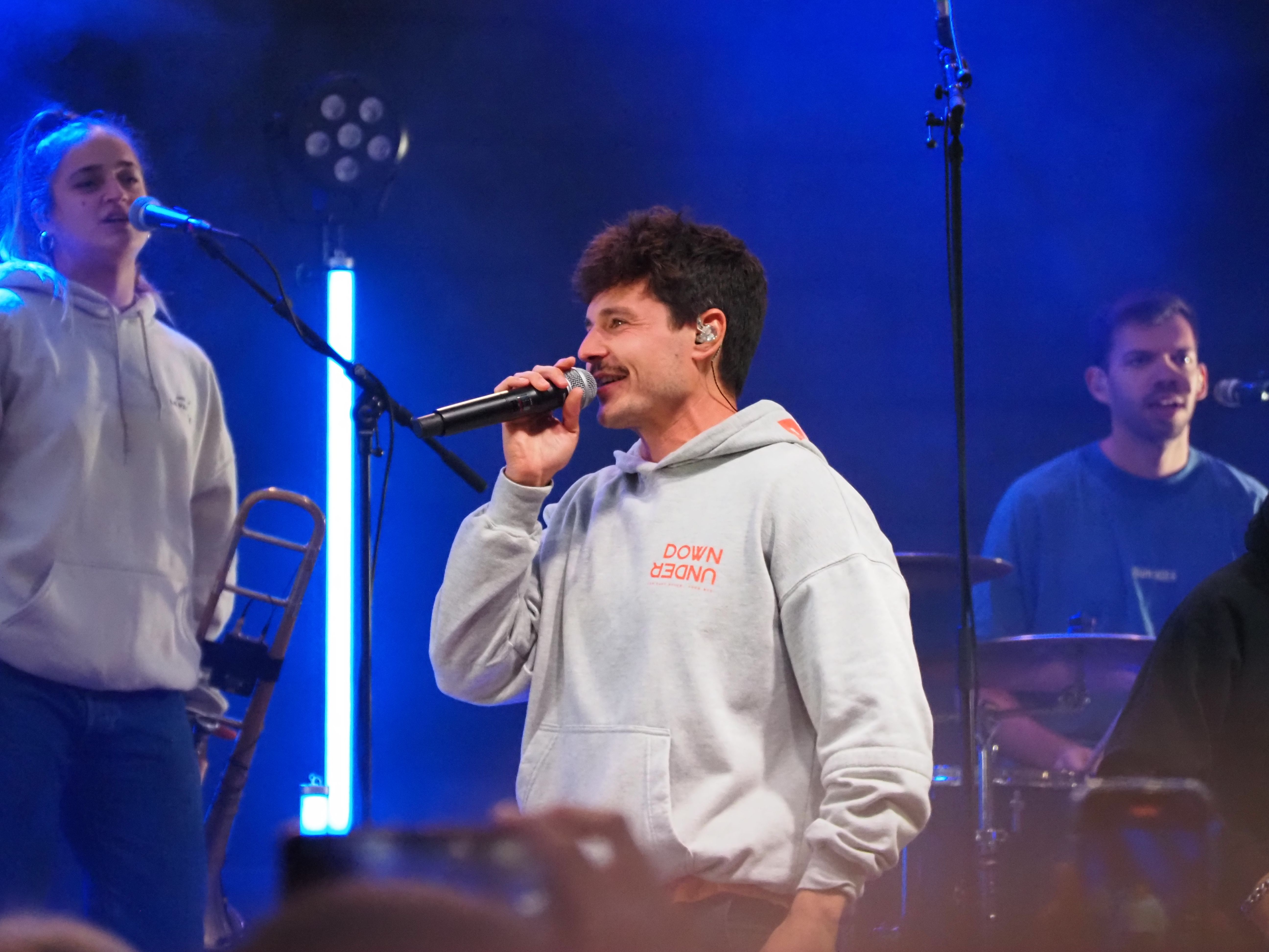 Miki Nuñez durant el concert. Miki Nuñez durant el concert.