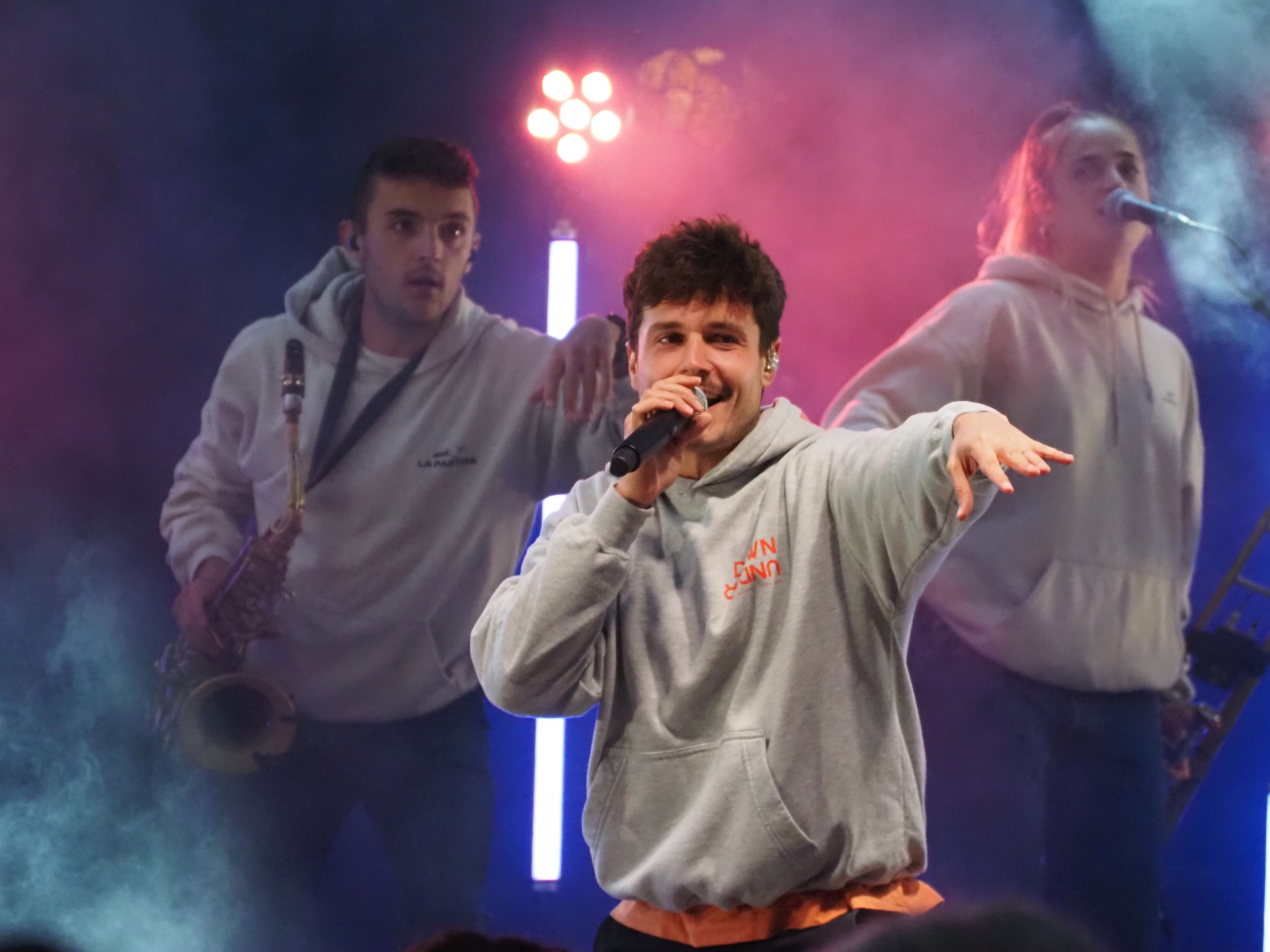 Miki Nuñez durant el concert. Miki Nuñez durant el concert.