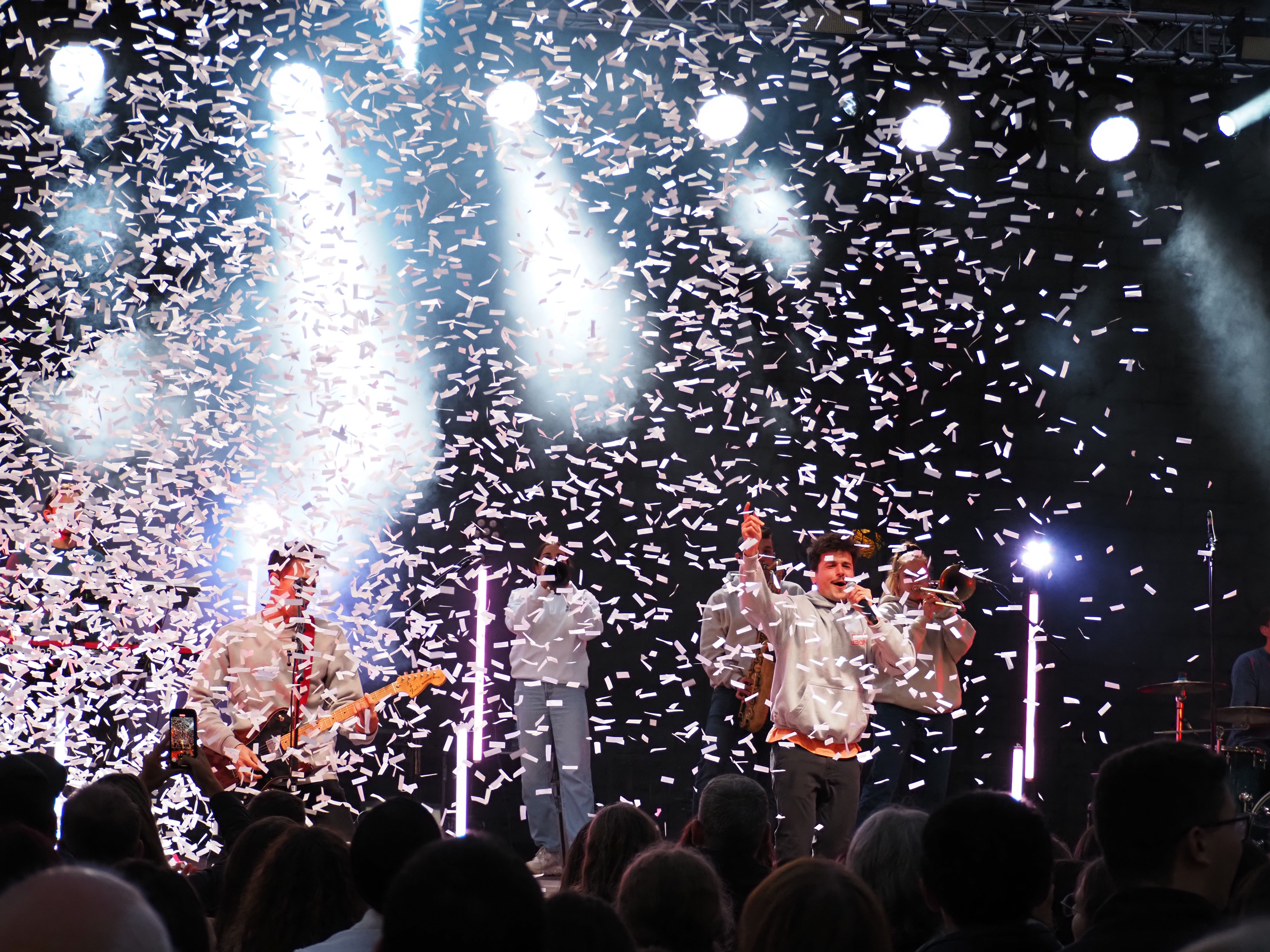 Miki Nuñez durant el concert. Miki Nuñez durant el concert.