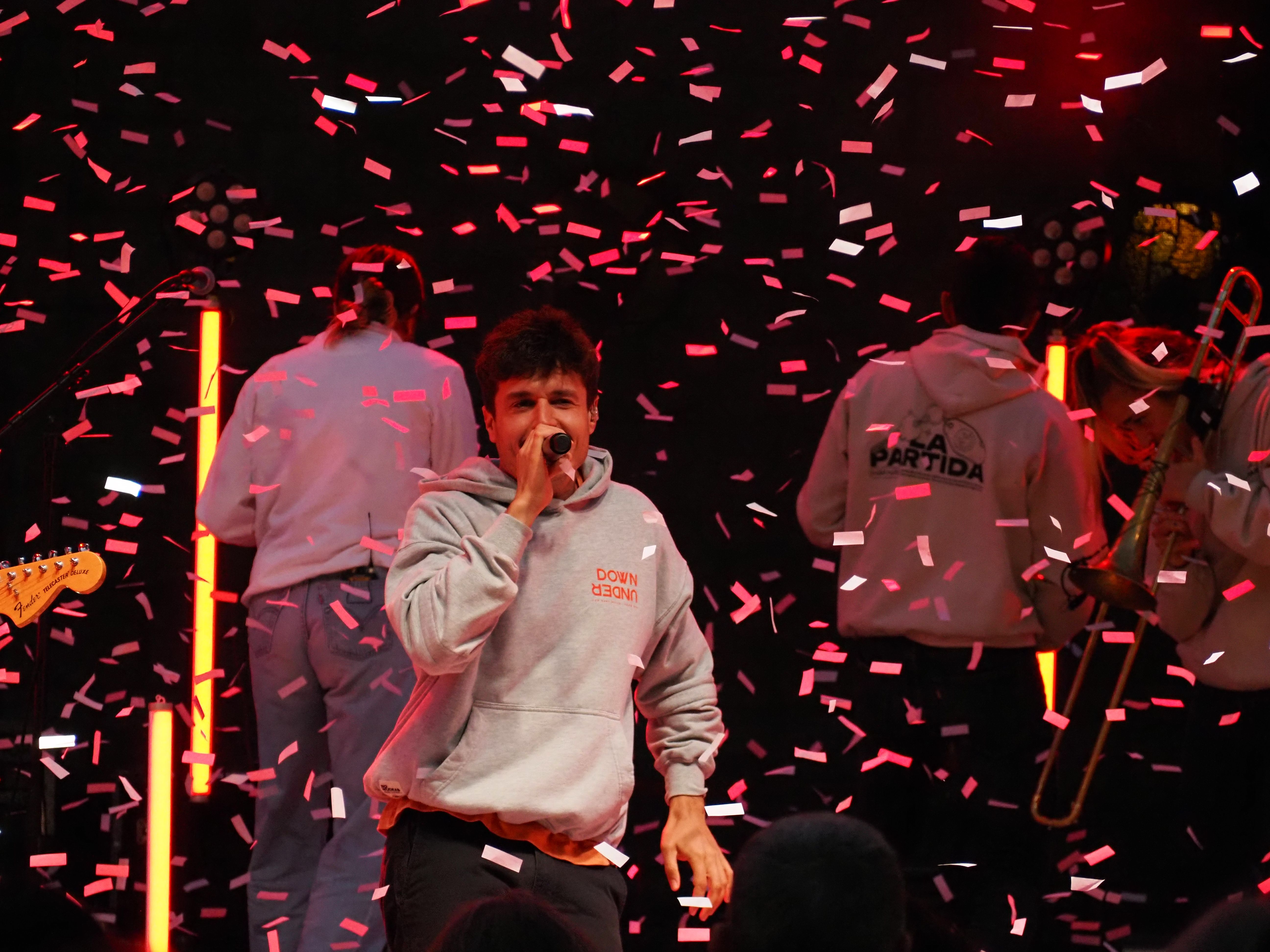 Miki Nuñez durant el concert. Miki Nuñez durant el concert.