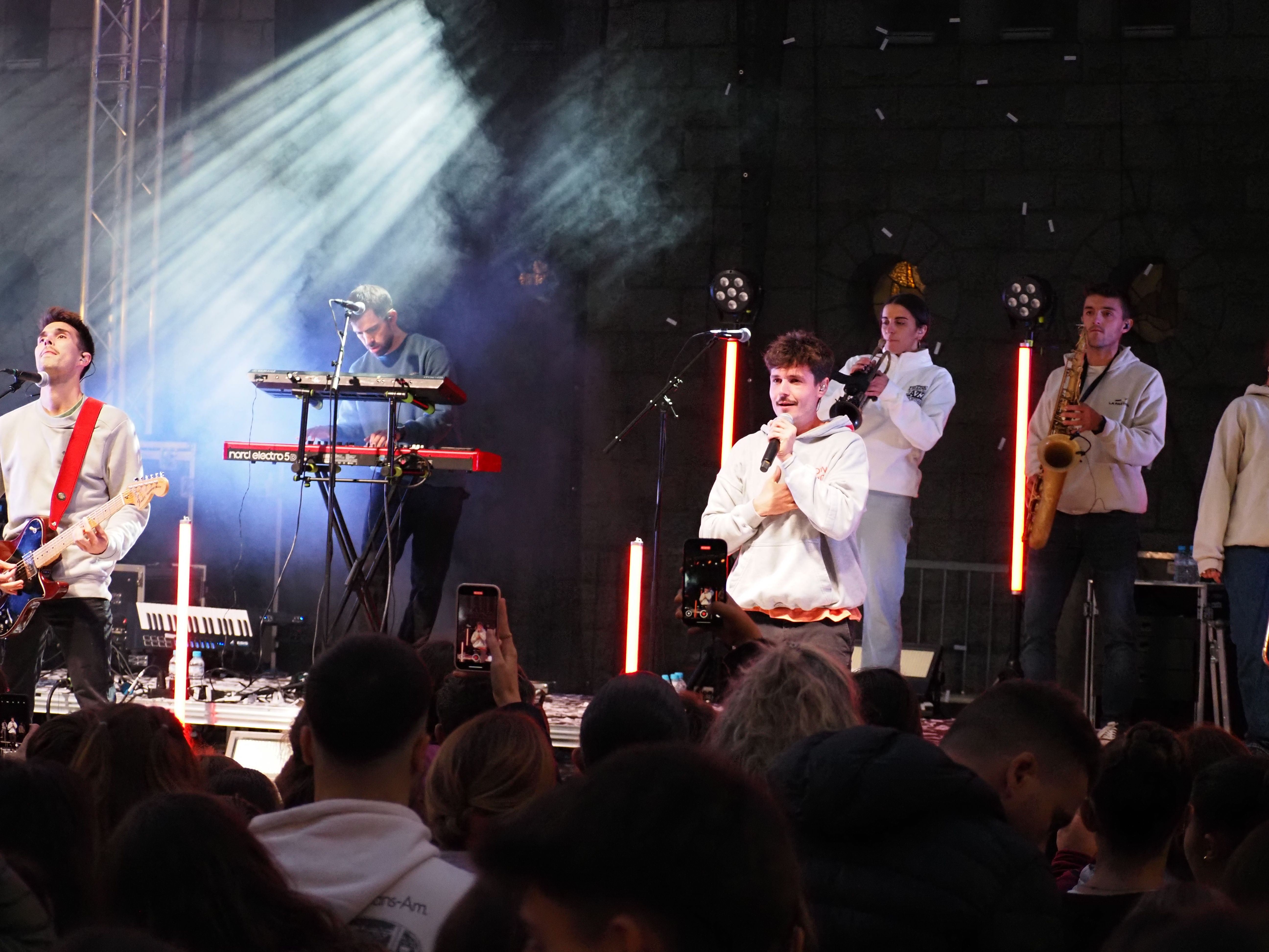 Miki Nuñez durant el concert. Miki Nuñez durant el concert.