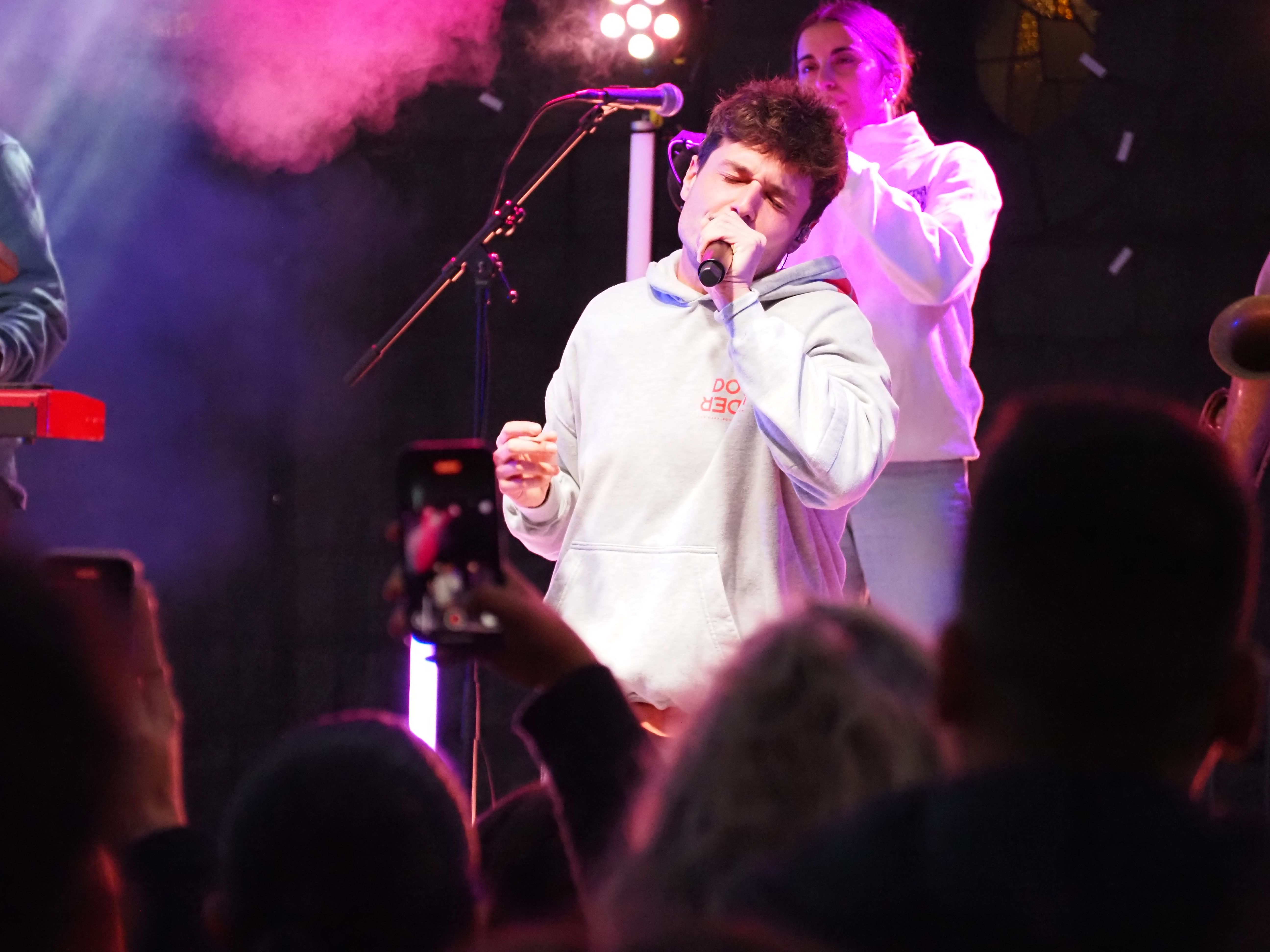 Miki Nuñez durant el concert. Miki Nuñez durant el concert.