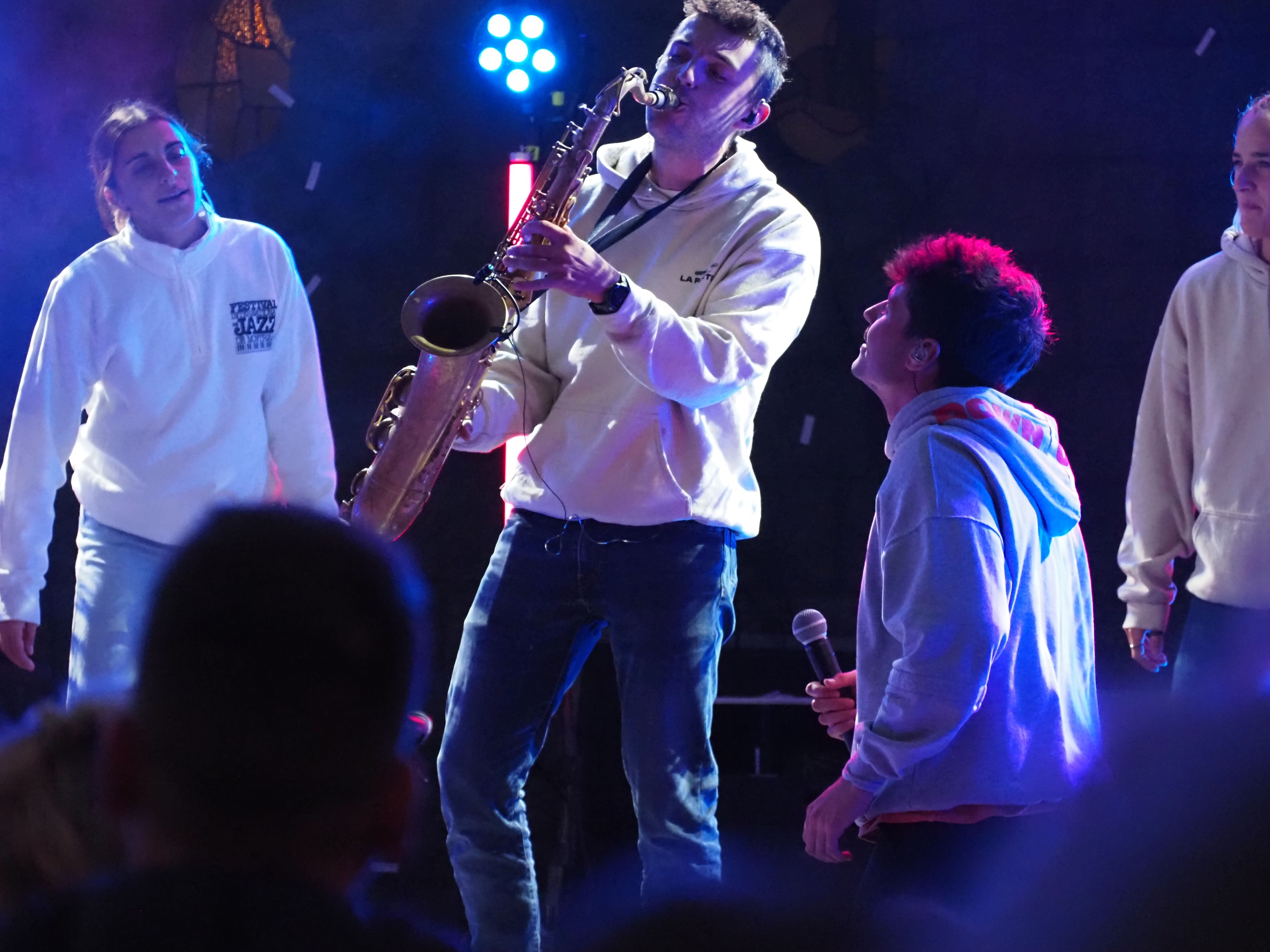 Nuñez observant un dels músics. Nuñez observant un dels músics.