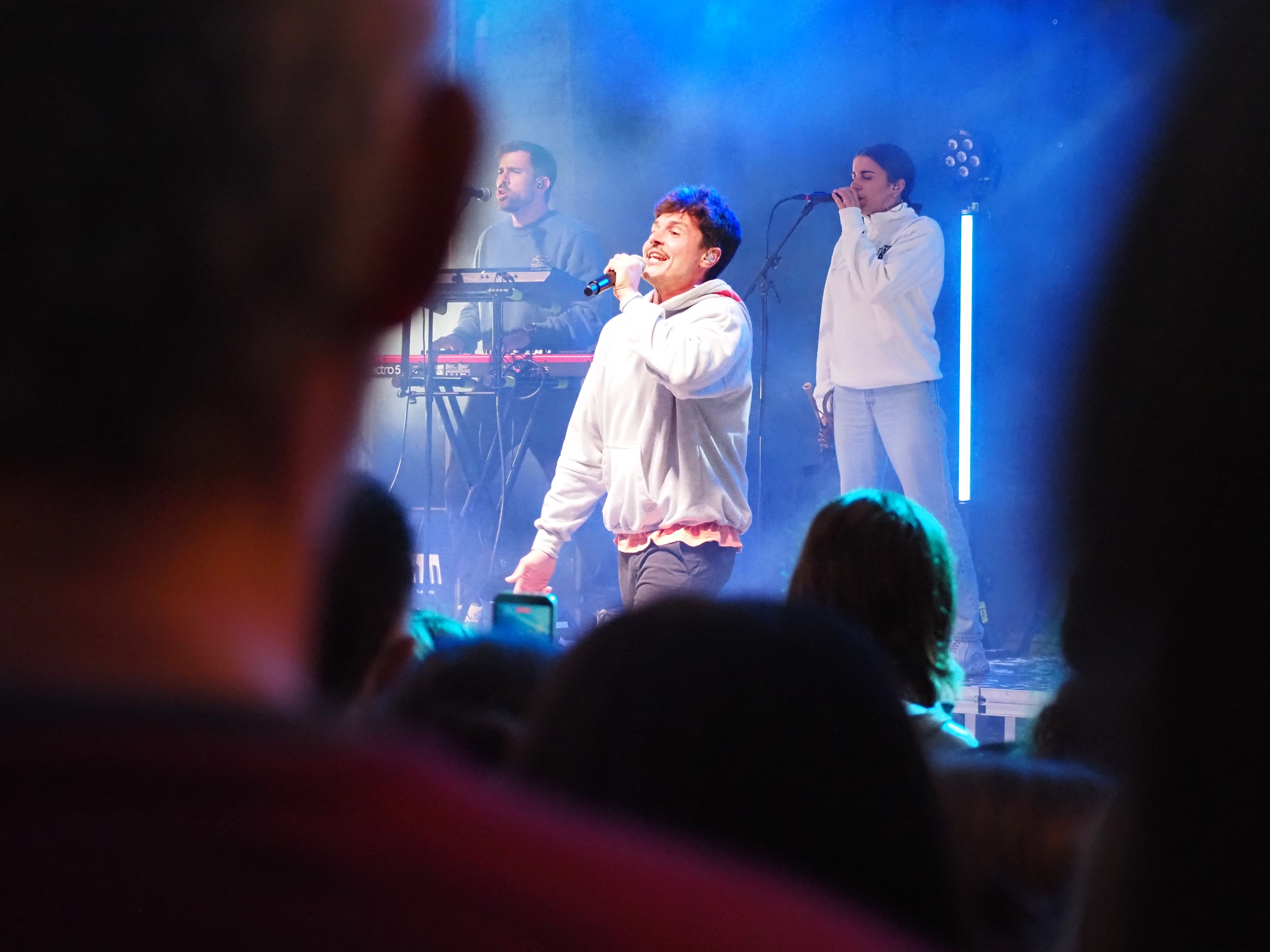 Miki Nuñez durant el concert. Miki Nuñez durant el concert.