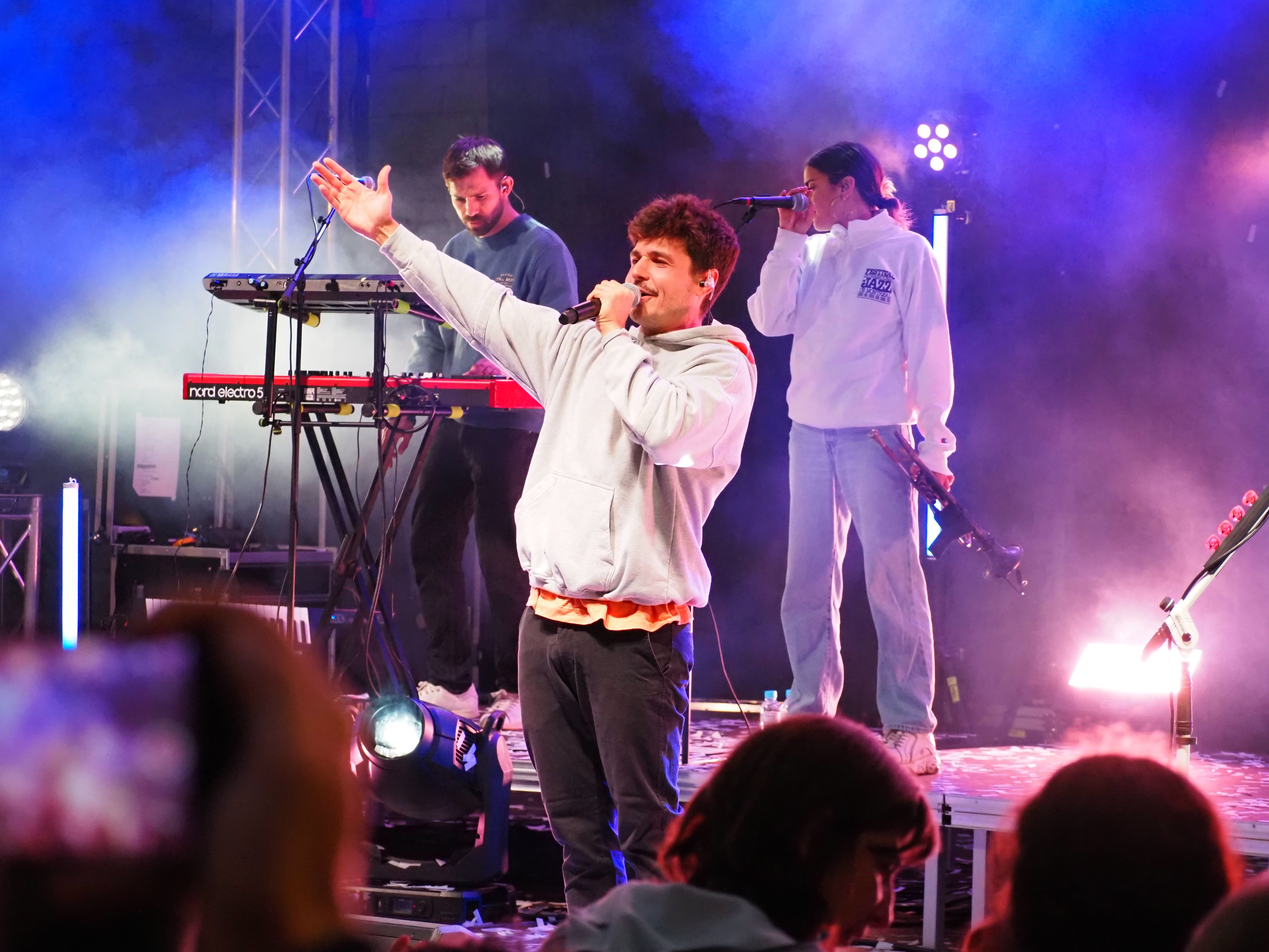 Miki Nuñez durant el concert. Miki Nuñez durant el concert.