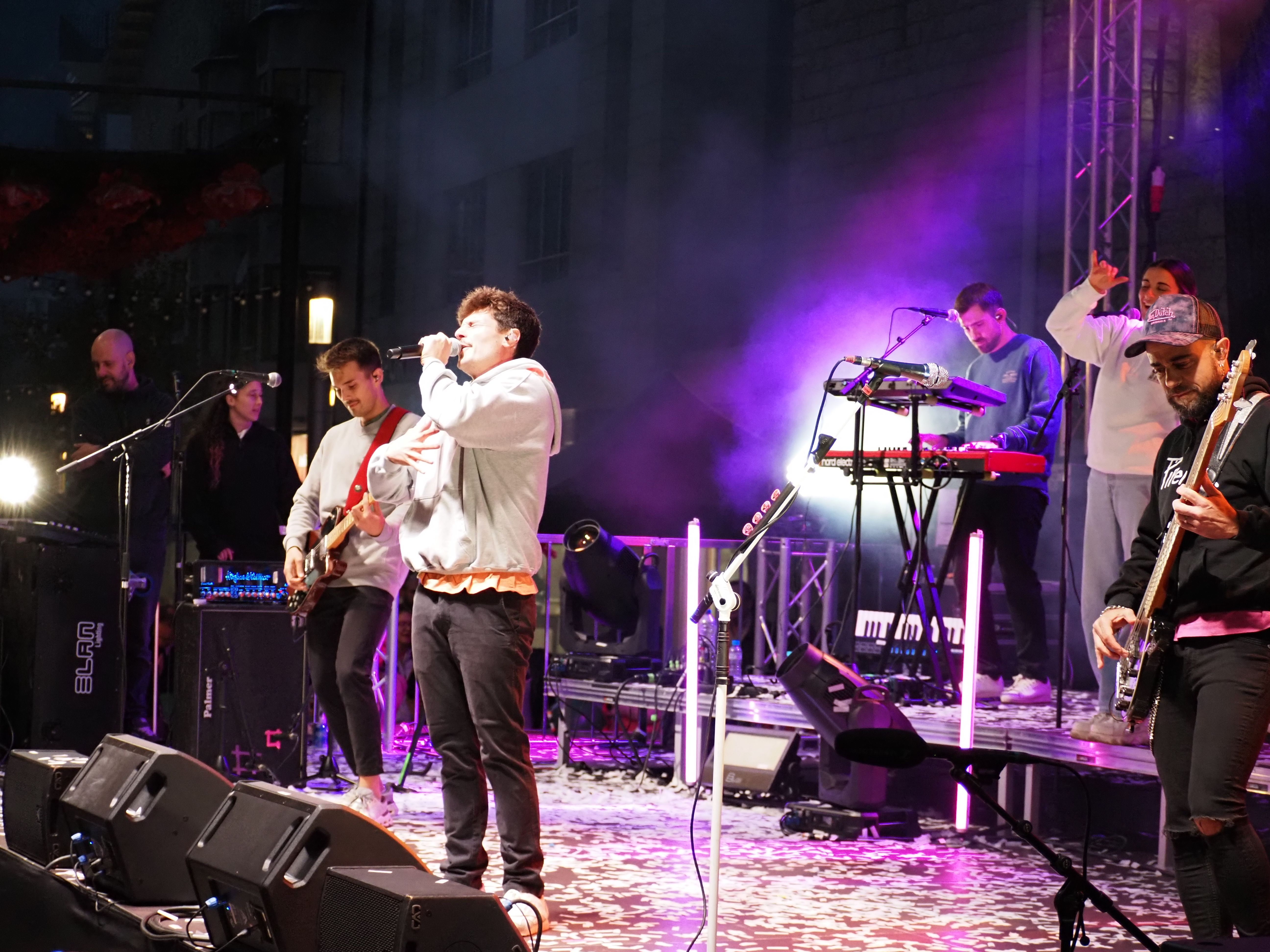 Miki Nuñez durant el concert. Miki Nuñez durant el concert.