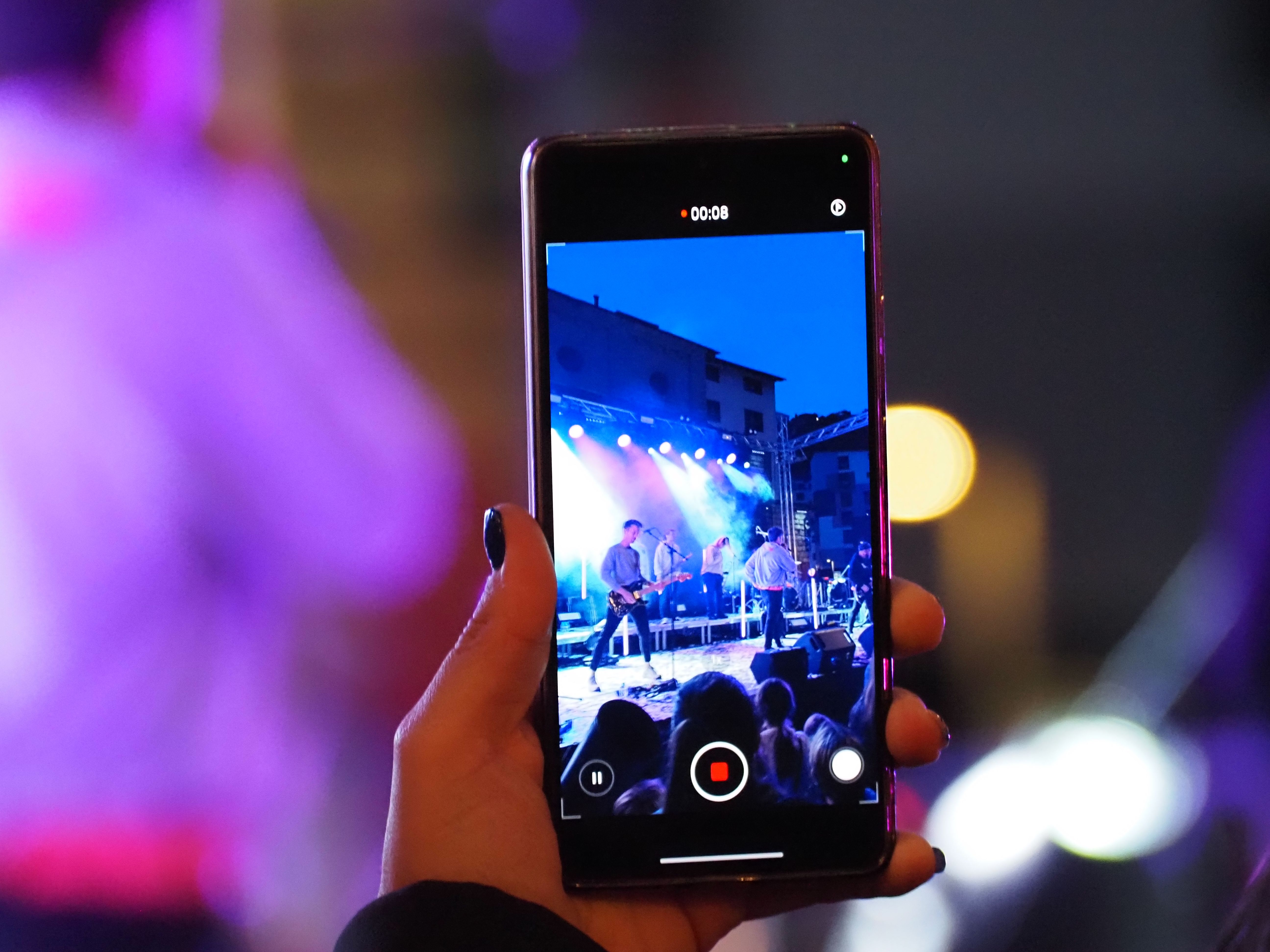 Els mòbils no han deixat d'aixecar-se per fer fotos i vídeos. Els mòbils no han deixat d'aixecar-se per fer fotos i vídeos.