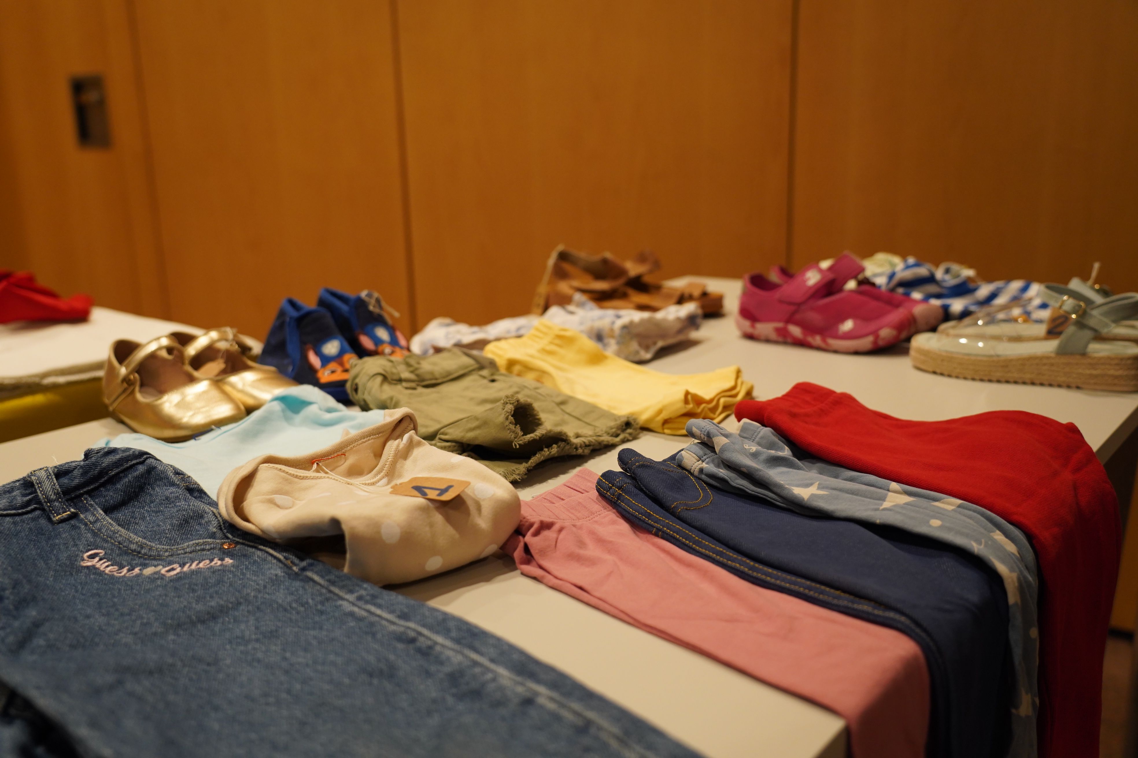 Pantalons, samarretes i calçat per a infants. Pantalons, samarretes i calçat per a infants.