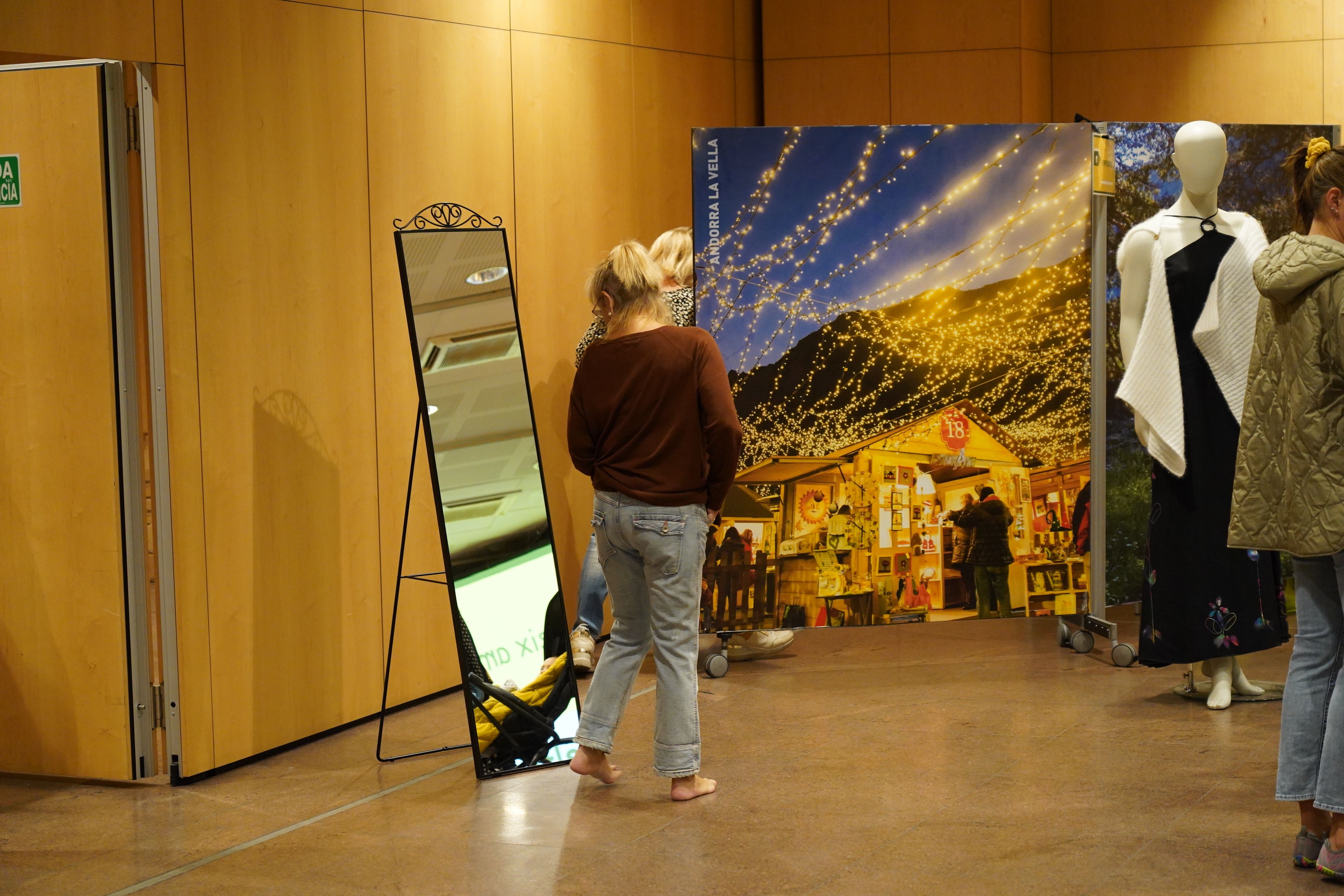 També hi ha miralls i emprovadors per a provar-se la roba També hi ha miralls i emprovadors per a provar-se la roba