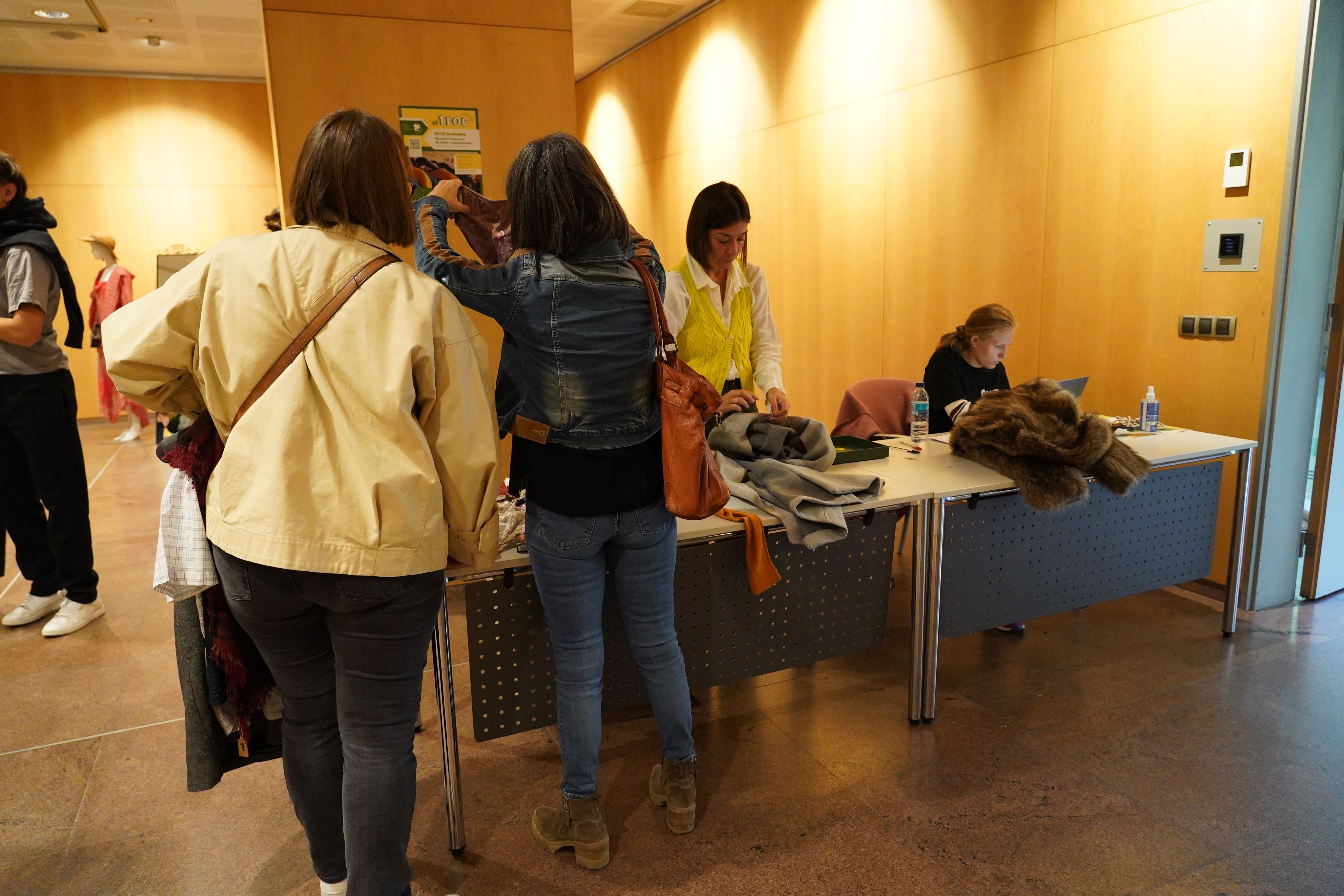 L'organitzadora Mercè Miguel, a l'entrada gestionant els trocs. L'organitzadora Mercè Miguel, a l'entrada gestionant els trocs.