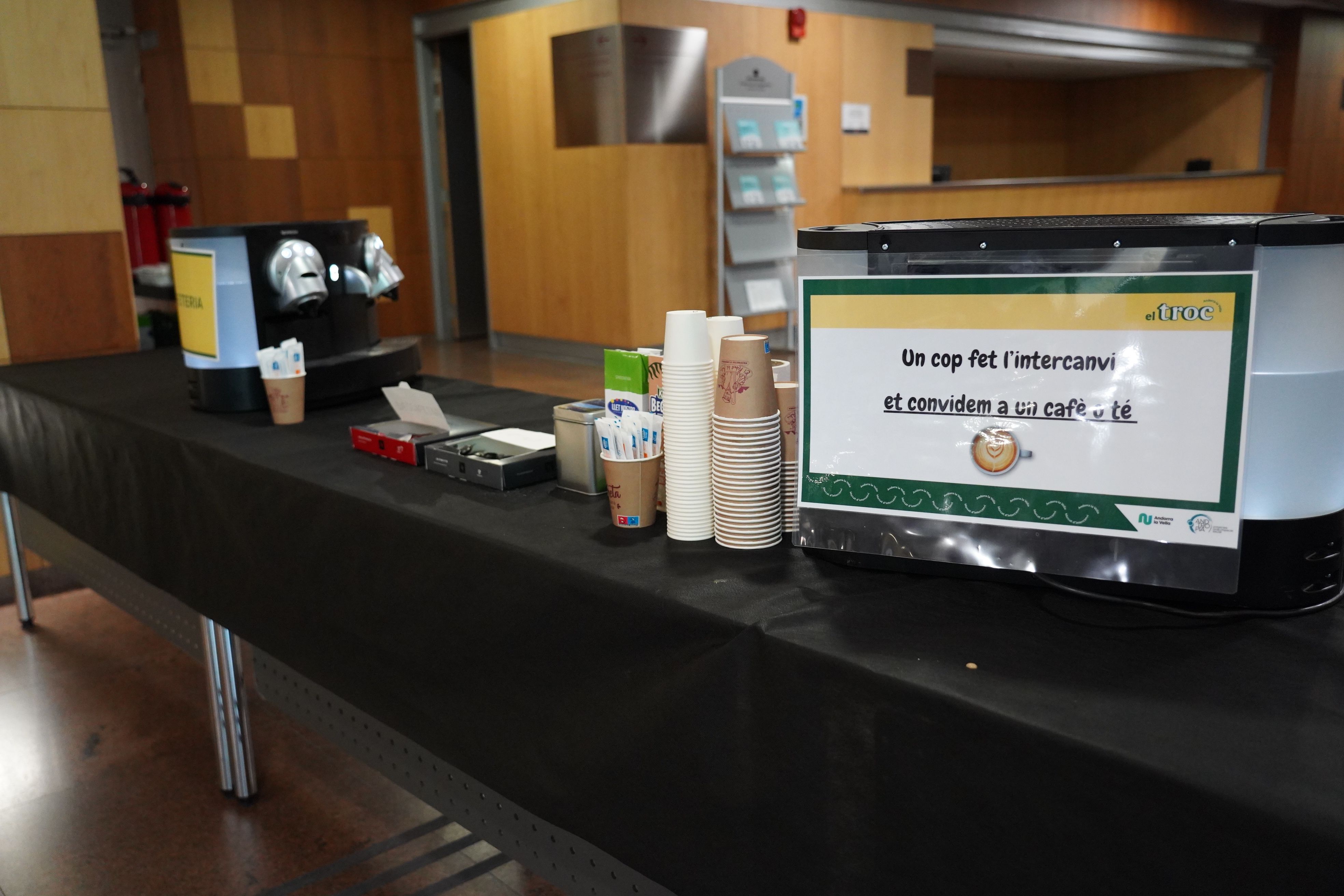 Cafeteria gratuïta per a tothom. Cafeteria gratuïta per a tothom.