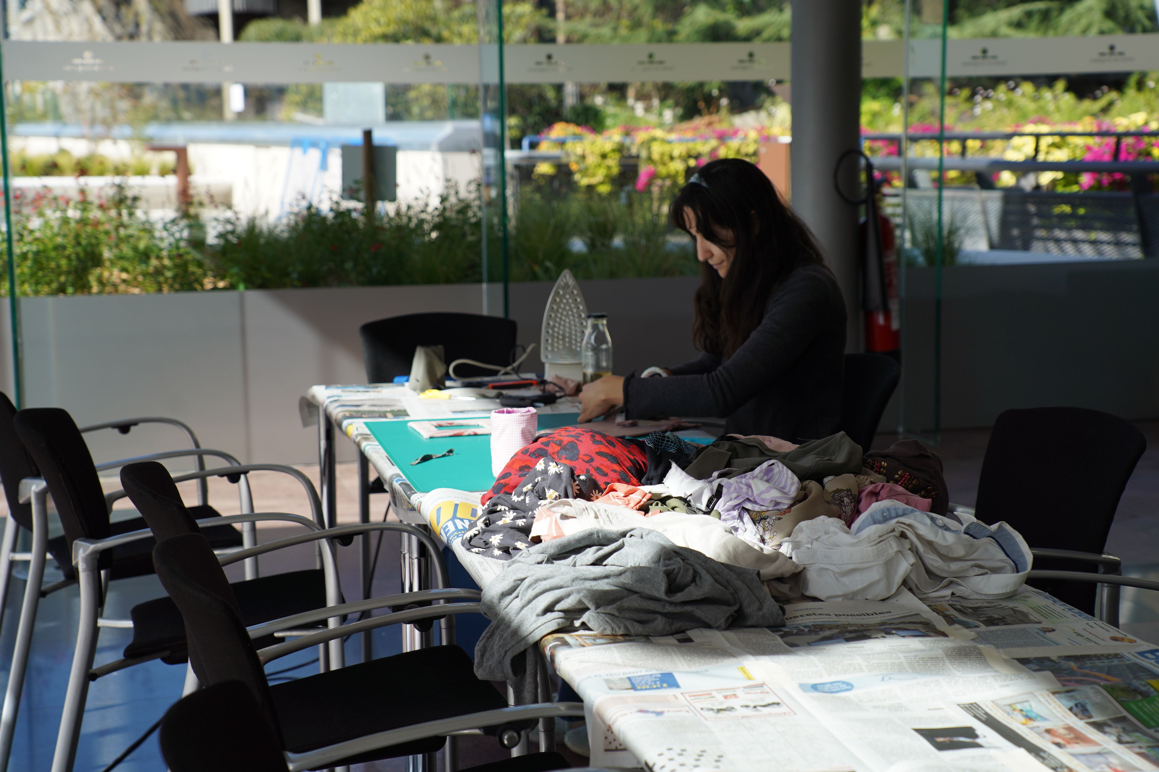 Una noia, posant en pràctica el que ha après al taller. Una noia, posant en pràctica el que ha après al taller.