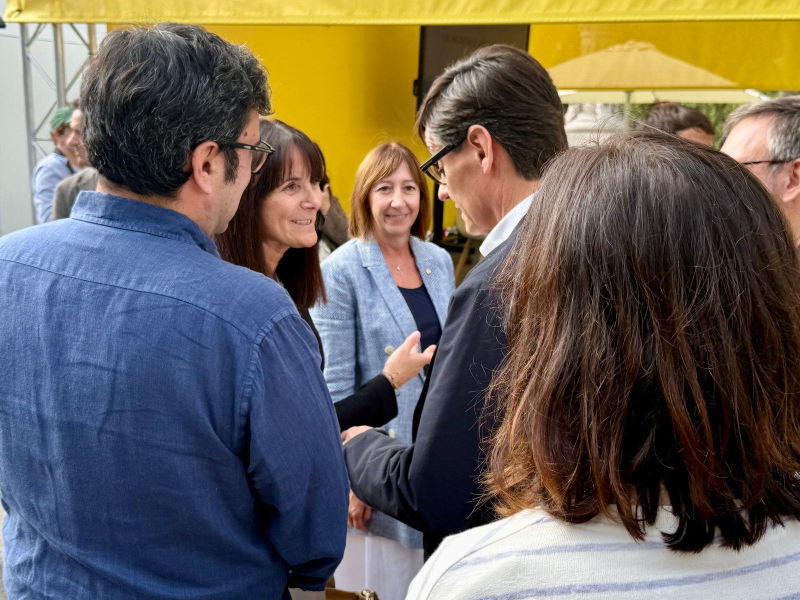 La ministra Bonell, saludant al president de la Generalitat, Salvador Illa.