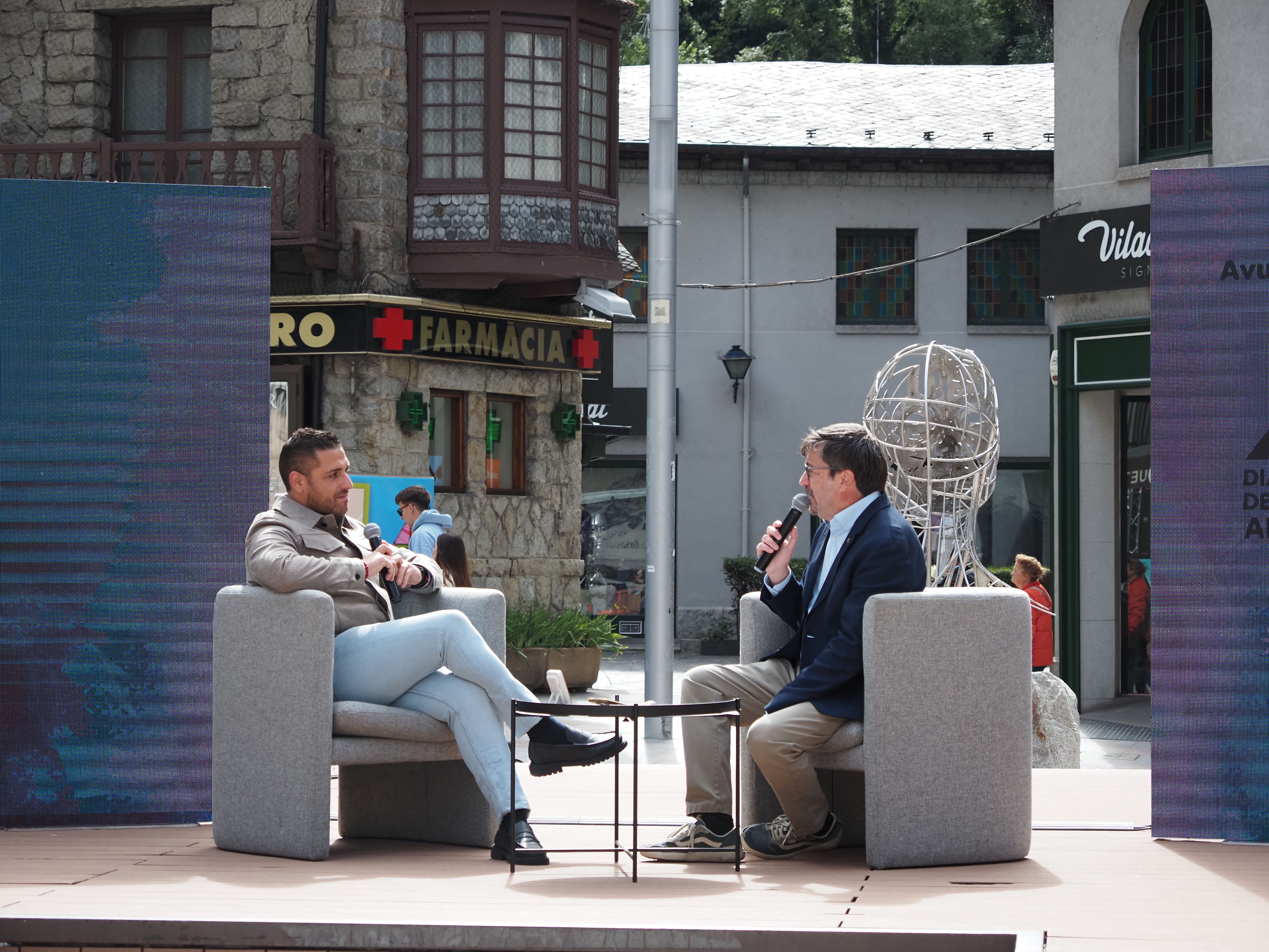 Emilio Yepes, a l'esquerra, durant l'entrevista sobre l'Skal Club.