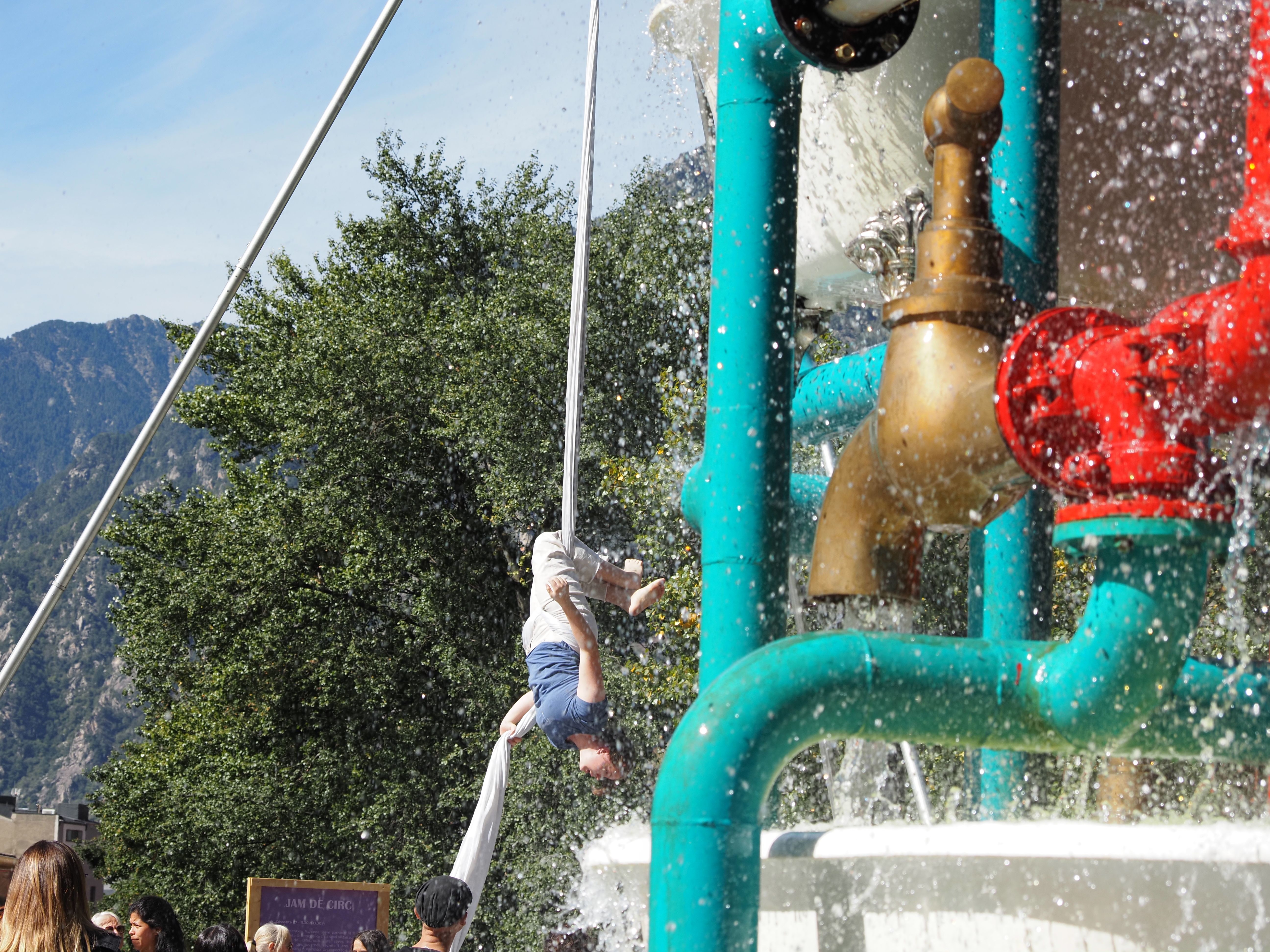 Mostra d'aeris i circ a la placeta del Madriu.