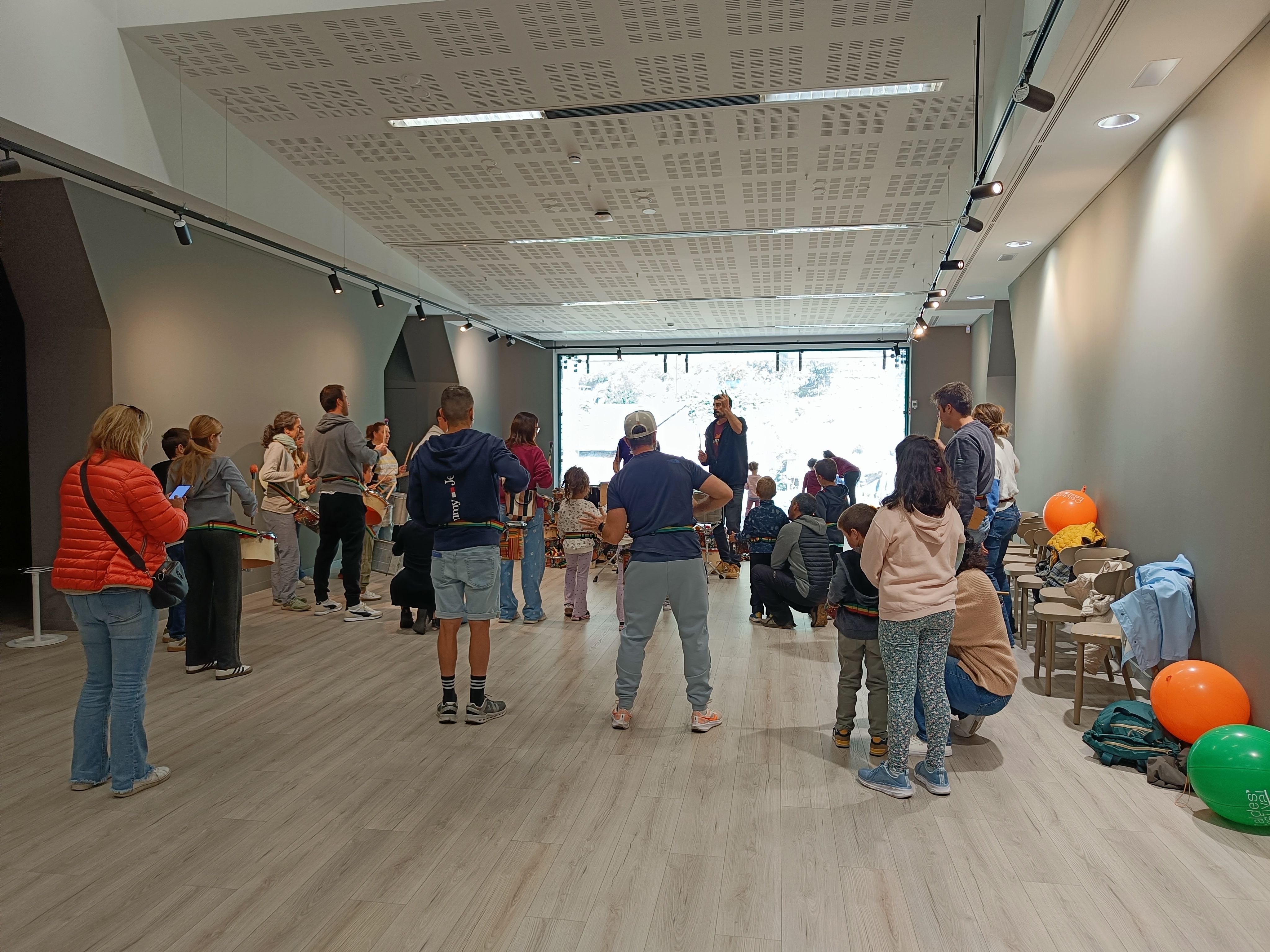 Taller de percussió amb exmembres de Txarango.