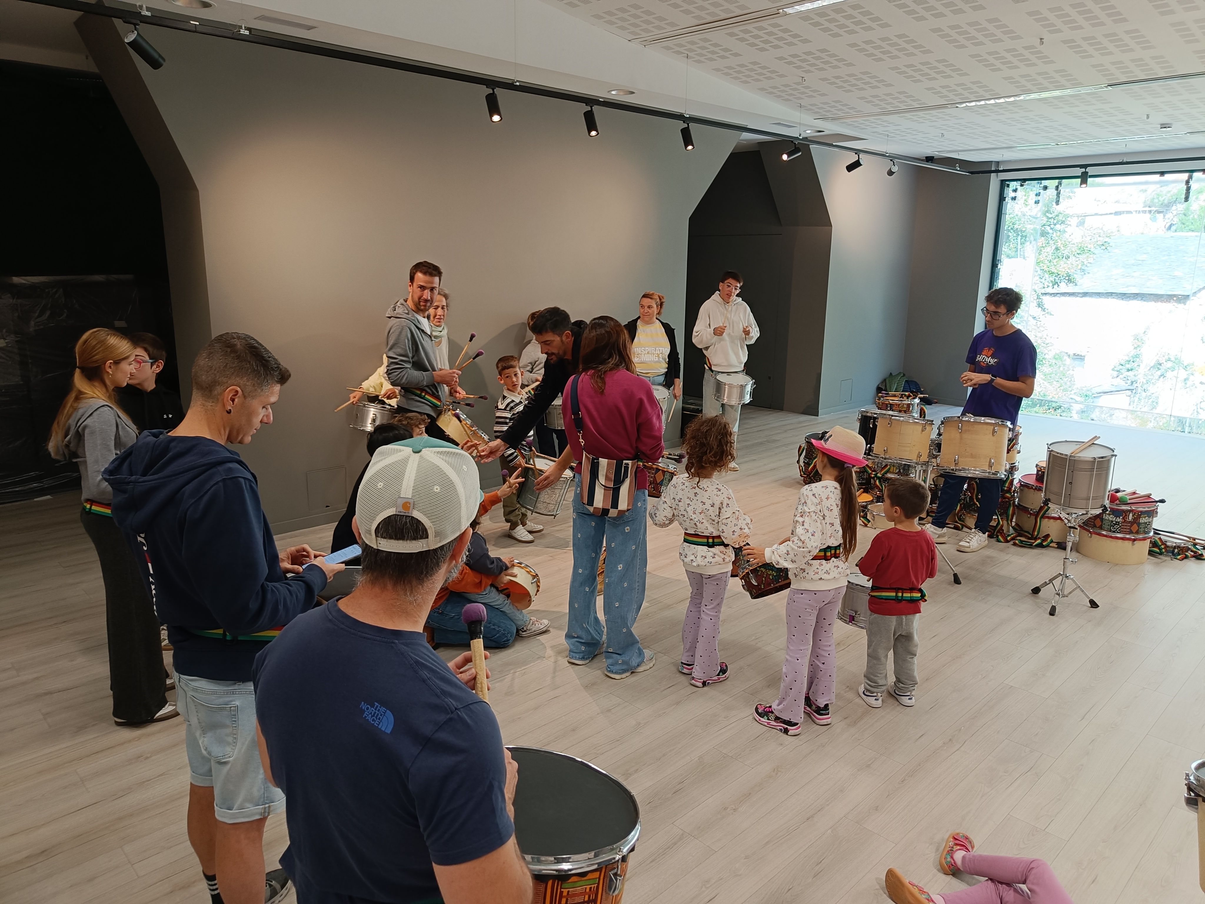 Taller de percussió amb exmembres de Txarango.
