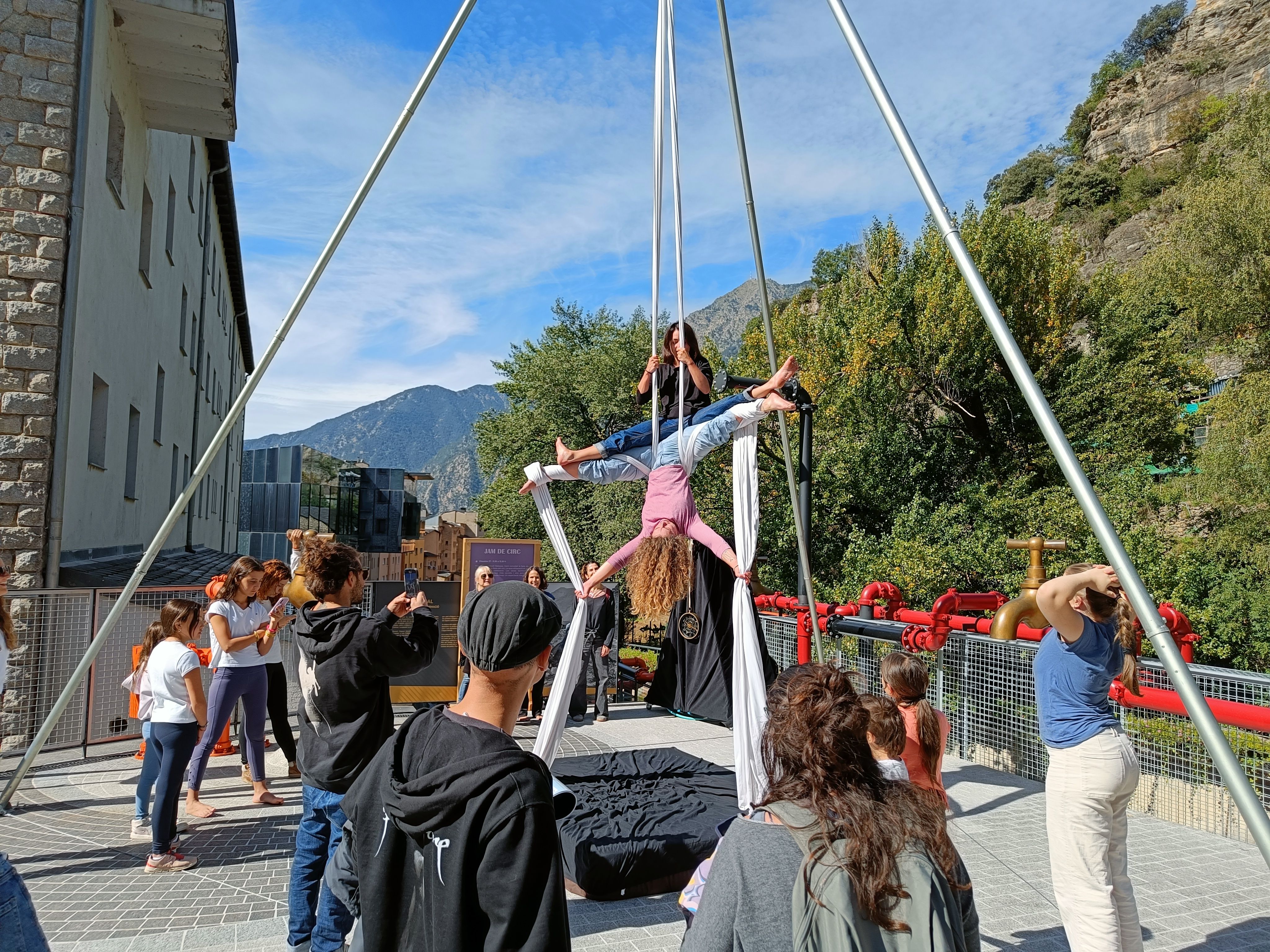 Mostra d'aeris i circ a la placeta del Madriu.