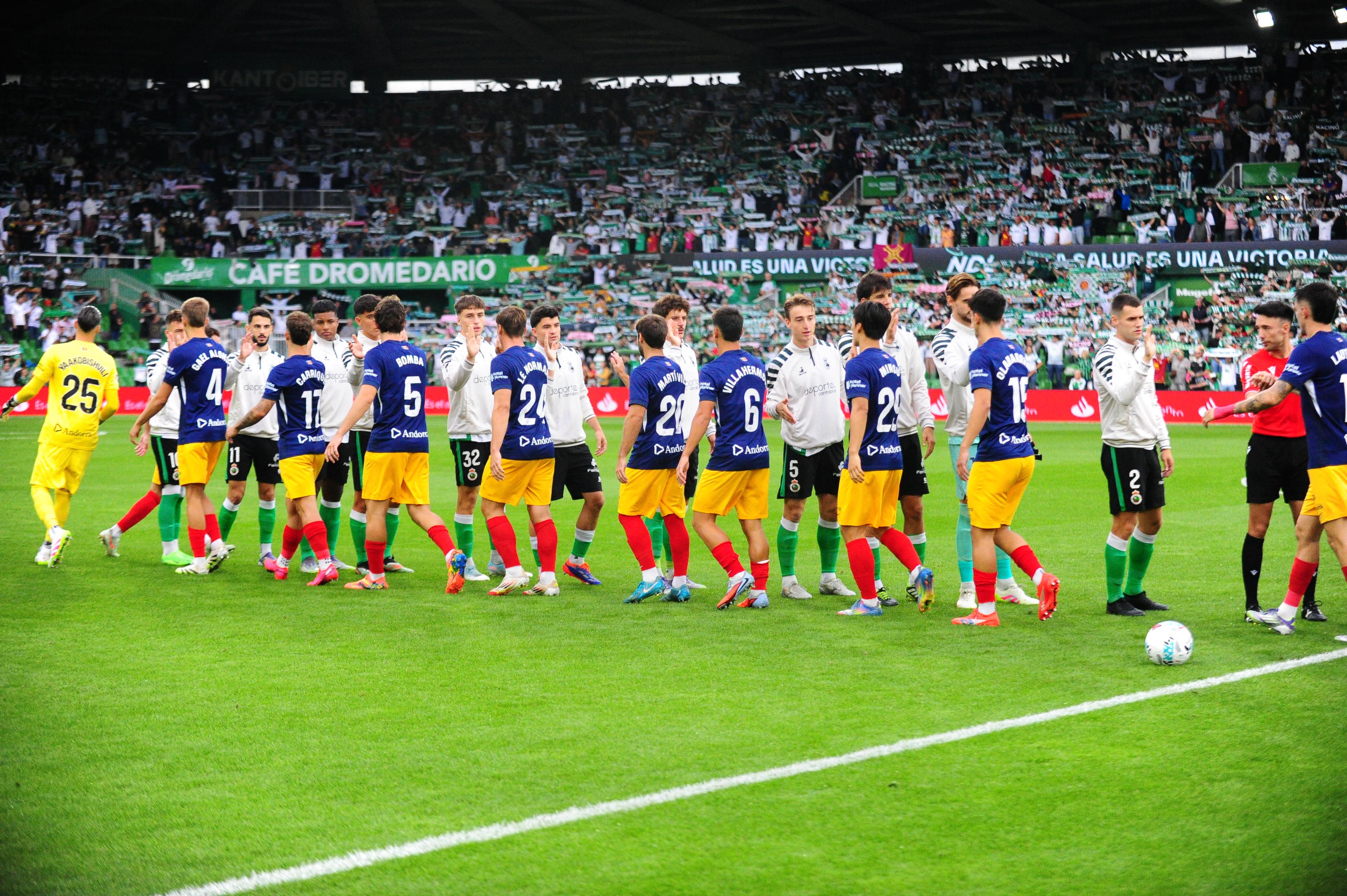 Ambient de gala a El Sardinero per presenciar un dels duels més atractius de Segona. Ambient de gala a El Sardinero per presenciar un dels duels més atractius de Segona.