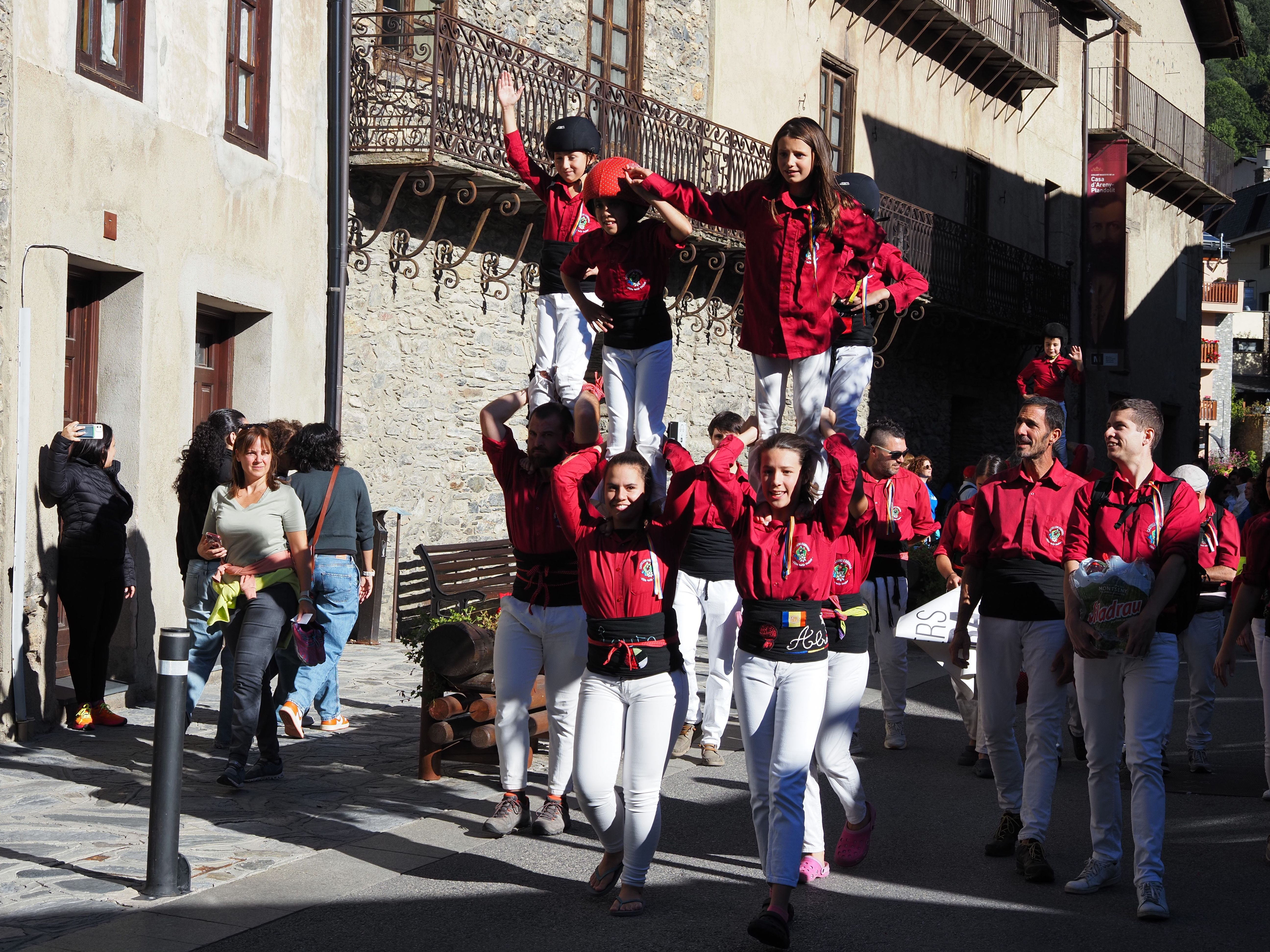 Entrada dels Castellers d'Andorra a la plaça Major d'Ordino. Entrada dels Castellers d'Andorra a la plaça Major d'Ordino.