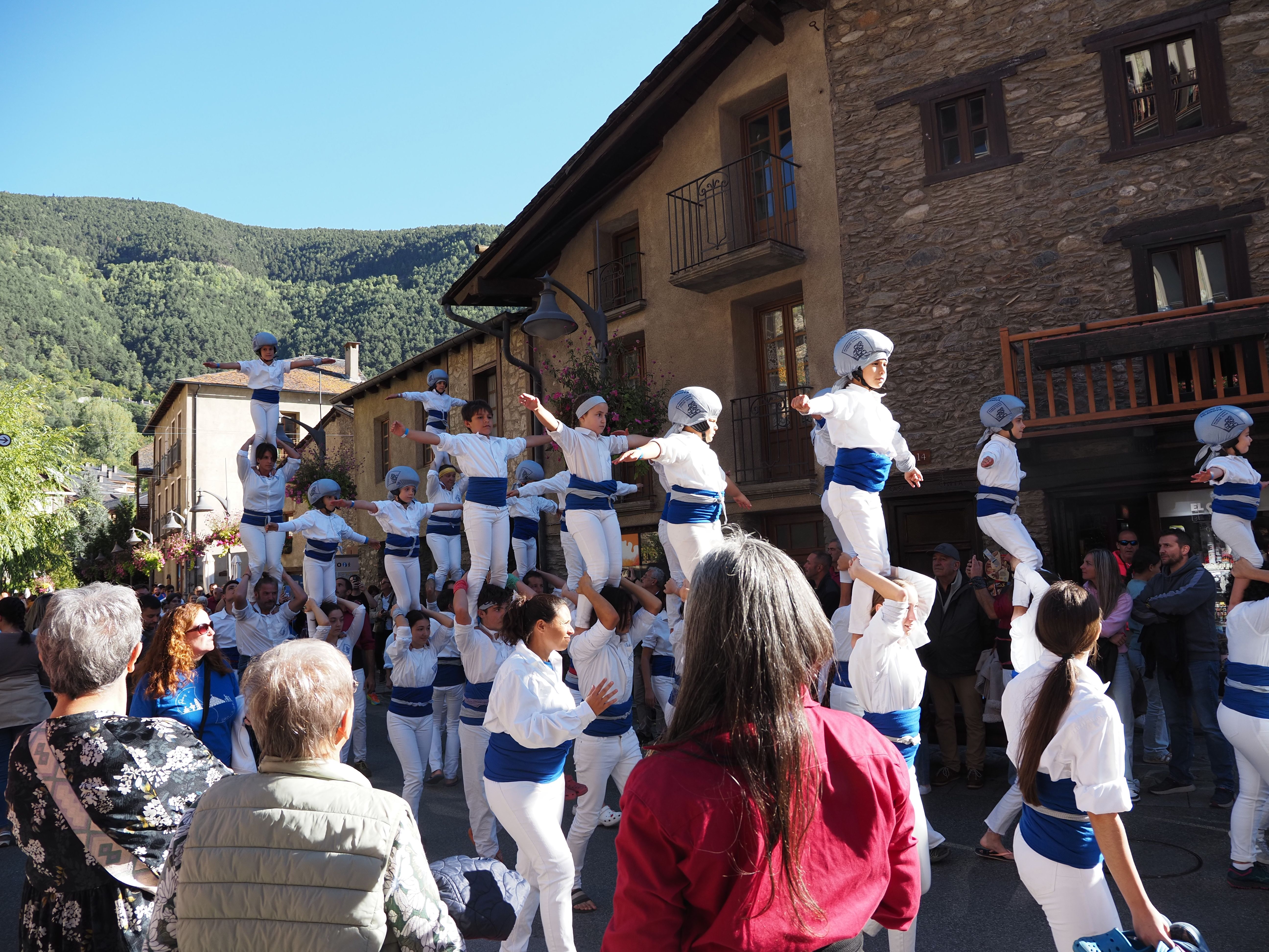 Entrada dels Falcons a la plaça Major d'Ordino. Entrada dels Falcons a la plaça Major d'Ordino.