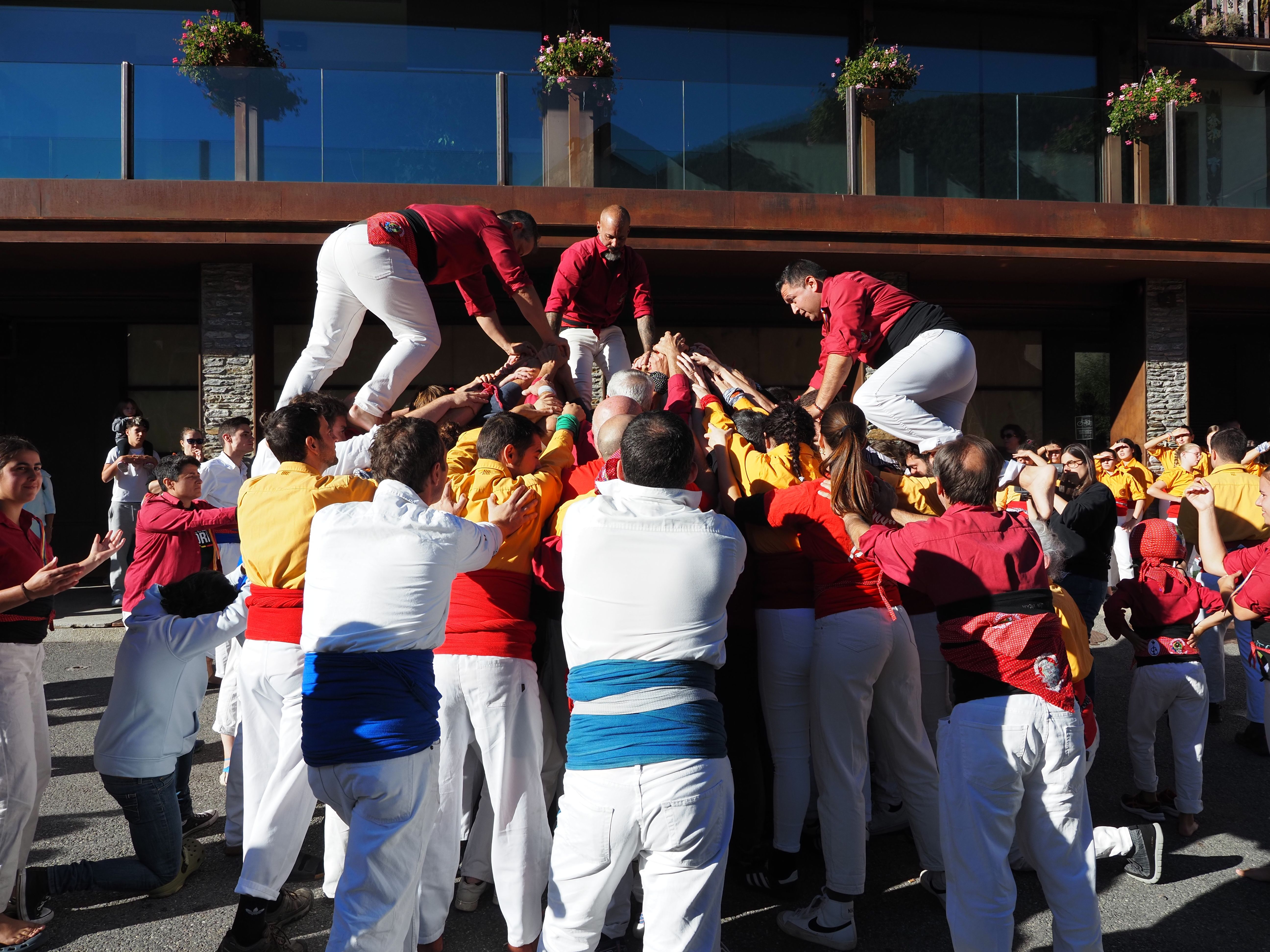Un instant de l'actuació dels Castellers d'Andorra. Un instant de l'actuació dels Castellers d'Andorra.
