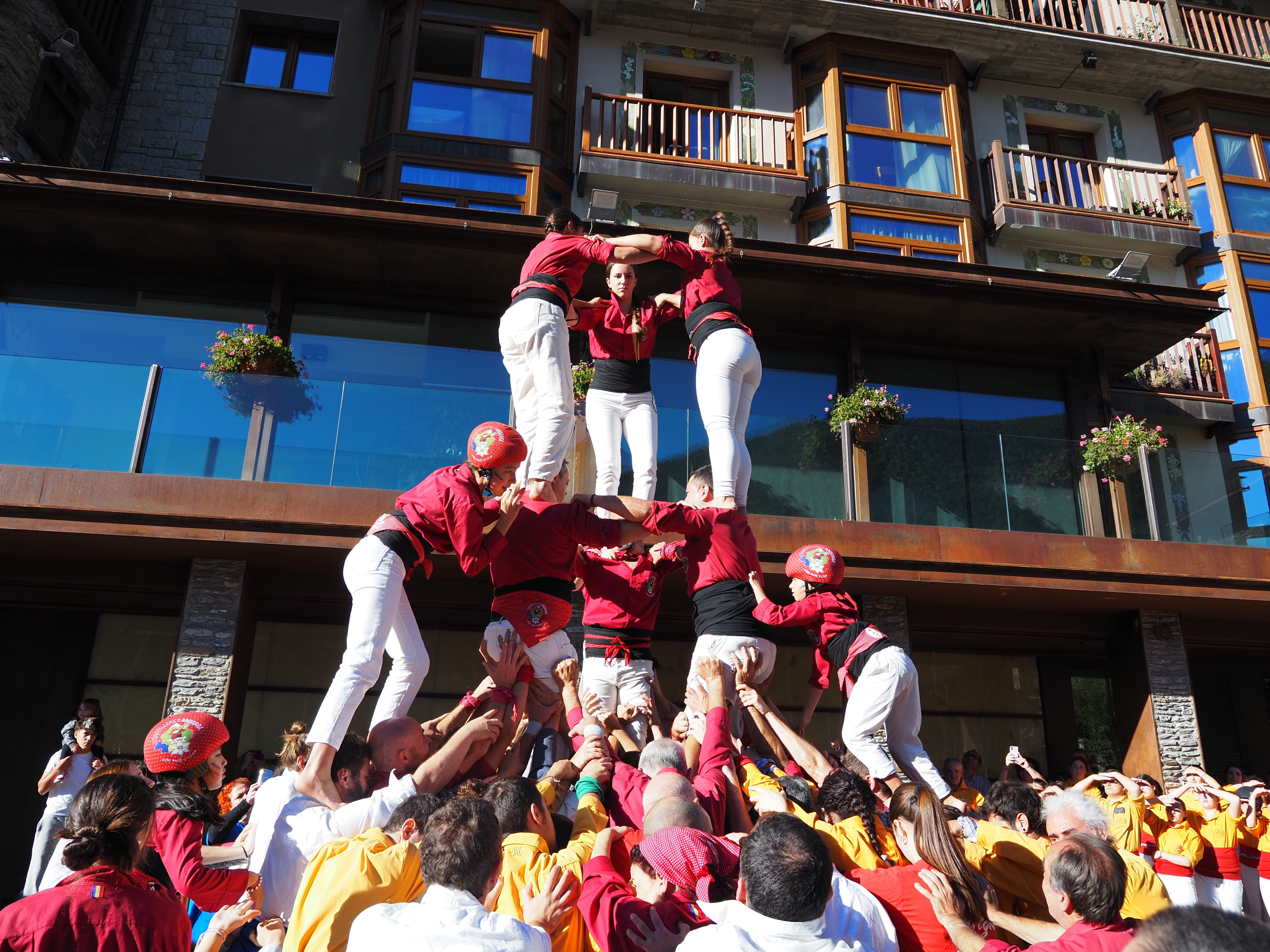 Un instant de l'actuació dels Castellers d'Andorra. Un instant de l'actuació dels Castellers d'Andorra.