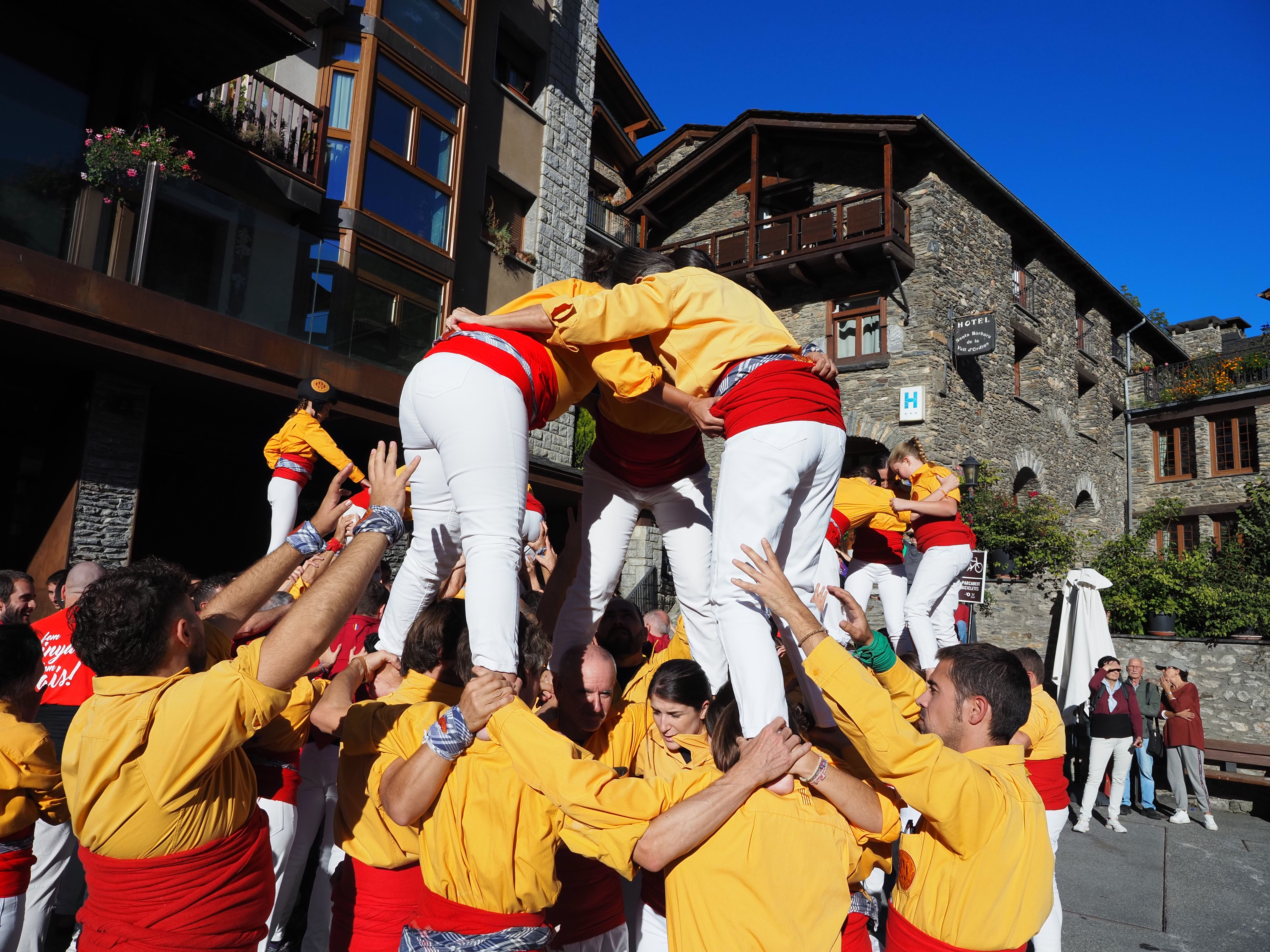 La Conlloga Muixeranga de Castelló preparant una de les construccions. La Conlloga Muixeranga de Castelló preparant una de les construccions.