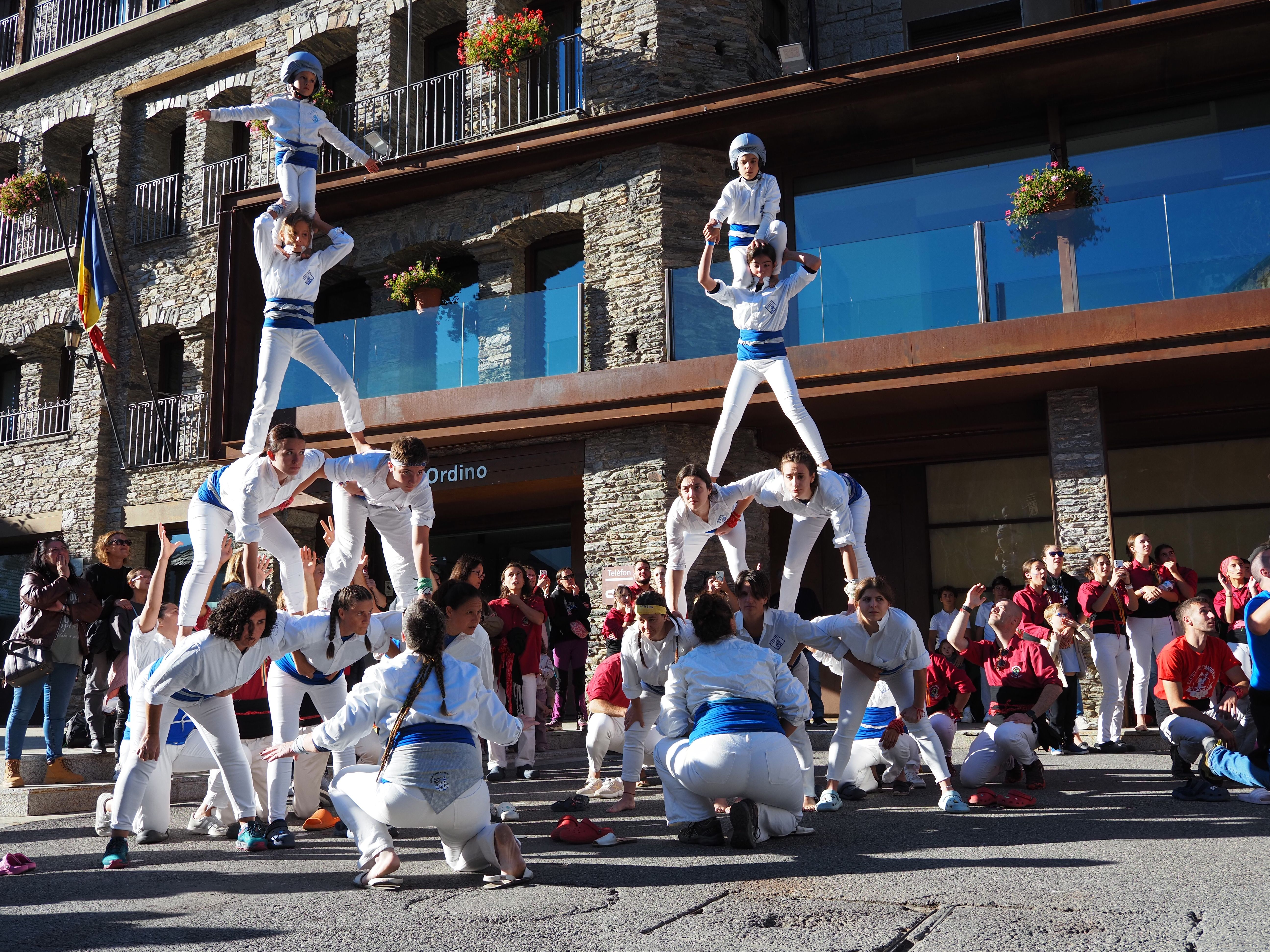 Actuació dels Falcons de Vilanova i la Geltrú. Actuació dels Falcons de Vilanova i la Geltrú.