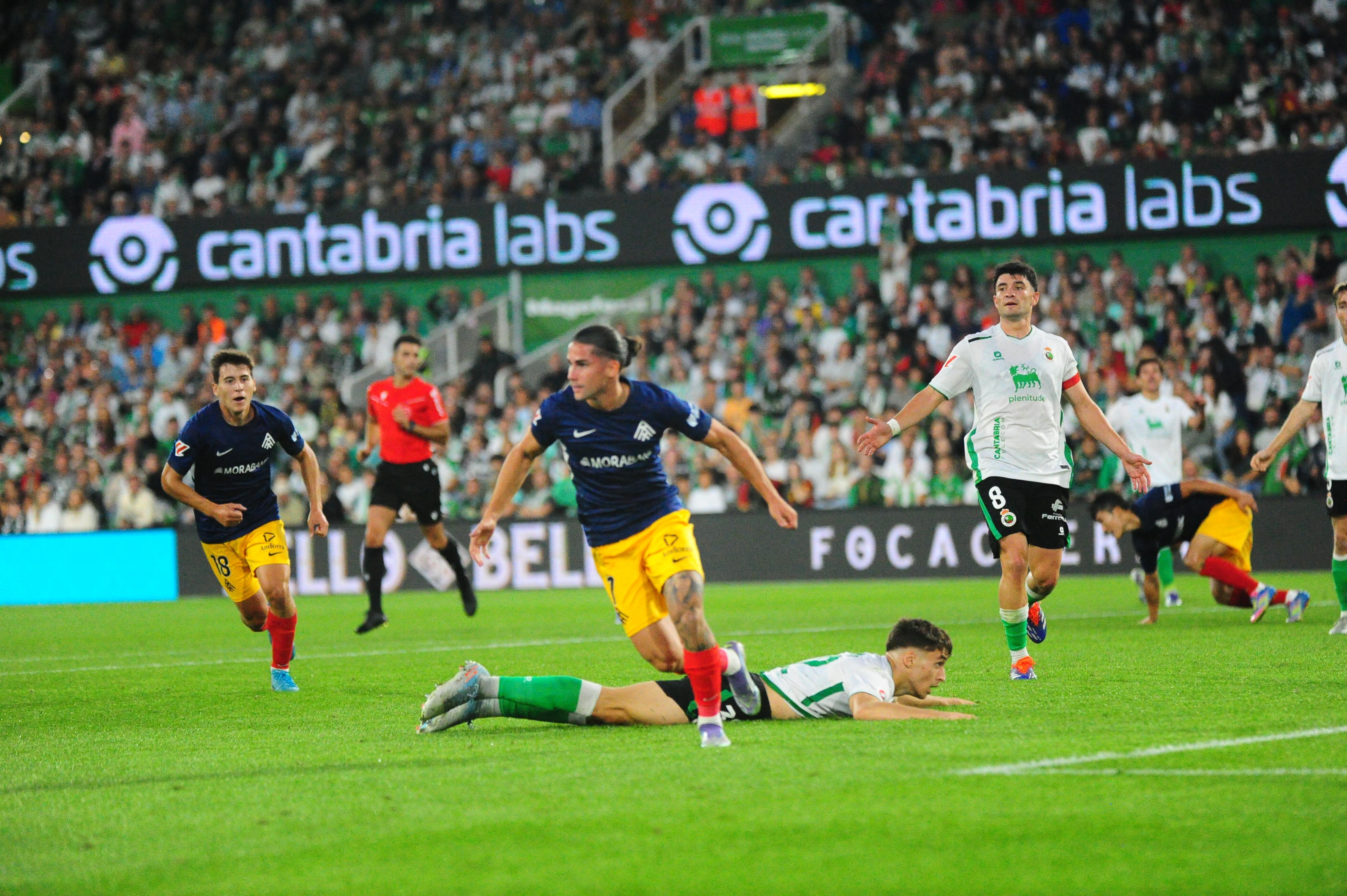 Álex Calvo ha fet embogir els visitants amb el segon gol de l'FC Andorra. Álex Calvo ha fet embogir els visitants amb el segon gol de l'FC Andorra.