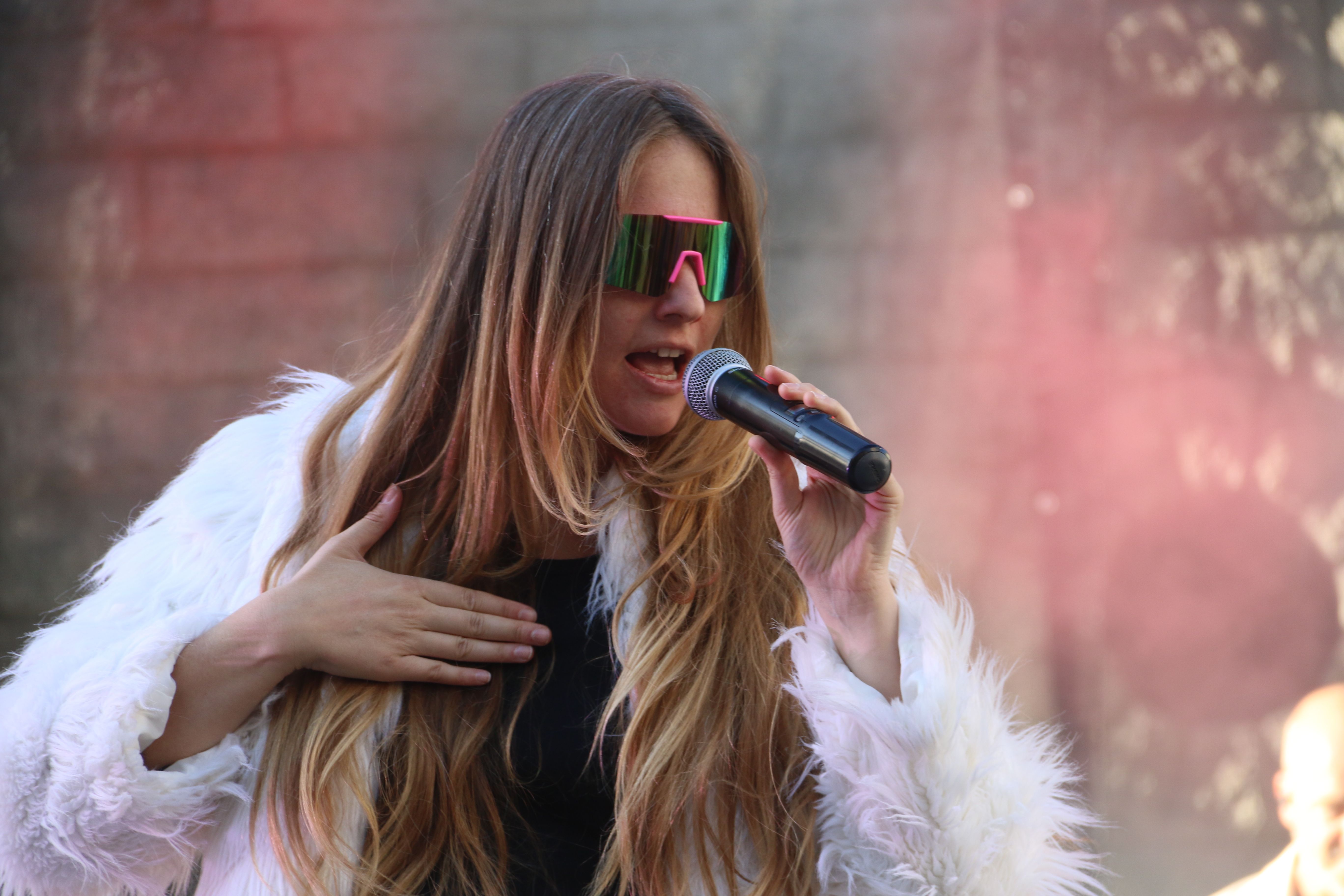 Alidé Sans a l'inici del concert.