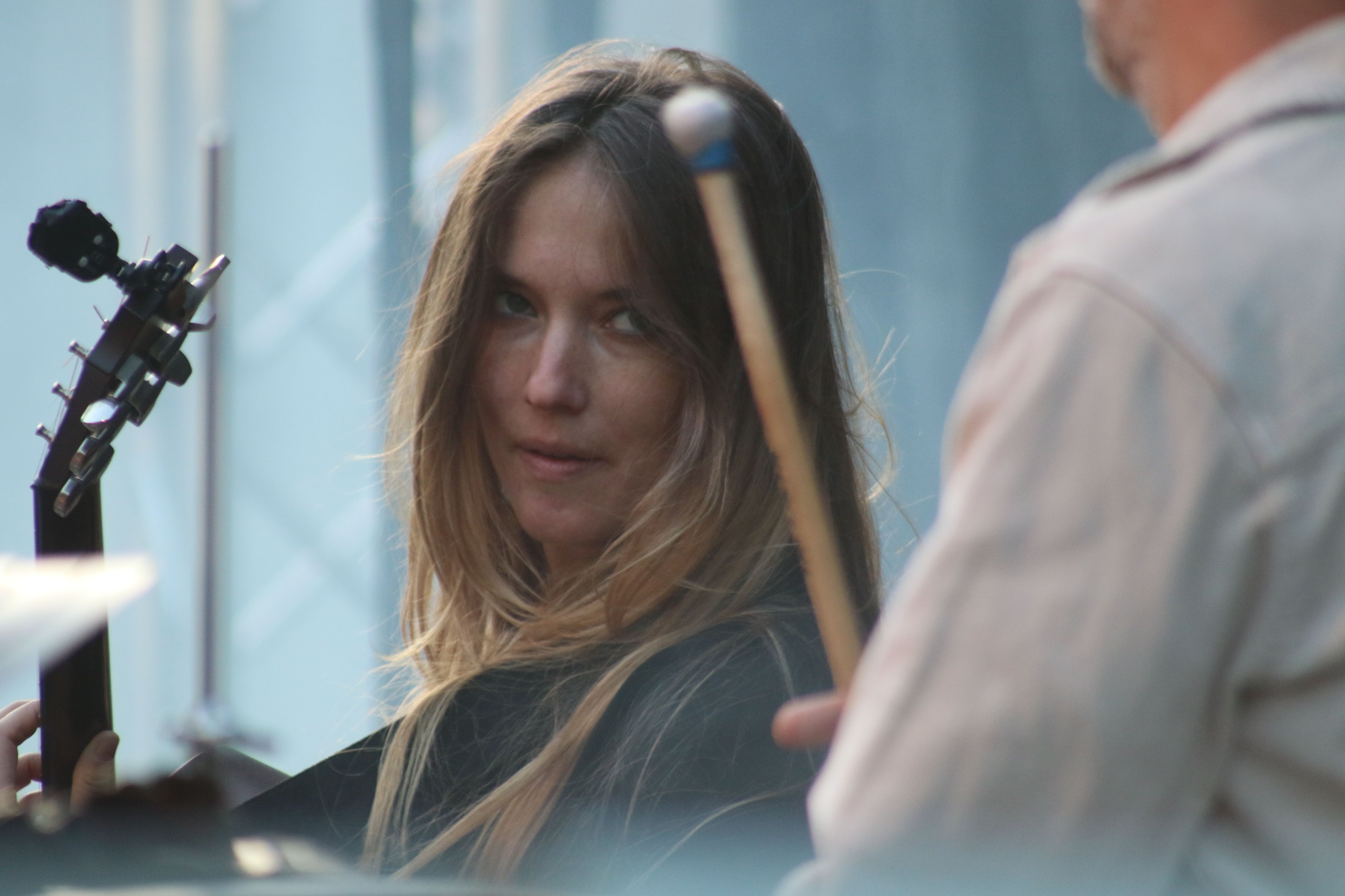 Alidé Sans entonant una cançó a la guitarra.