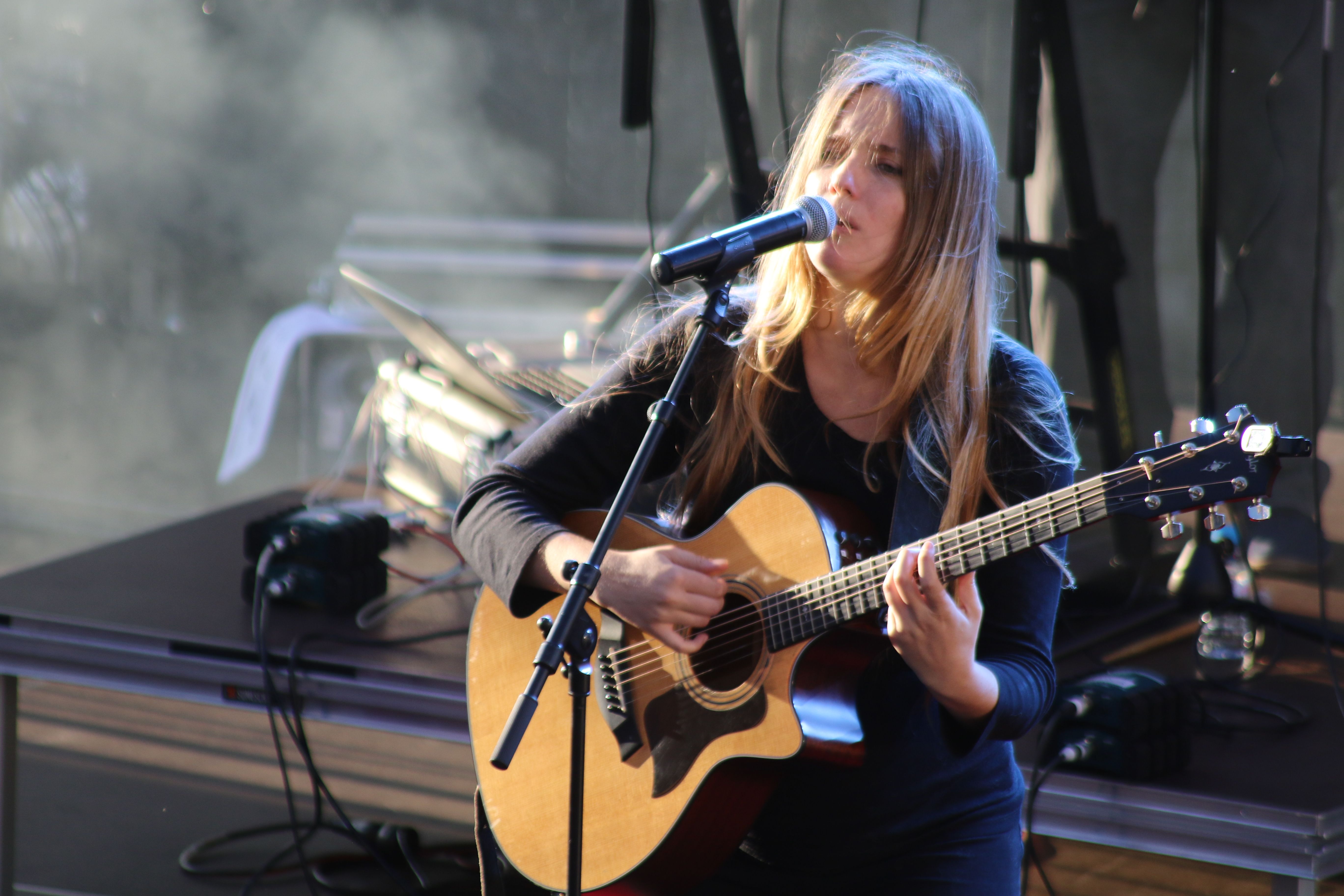 Alidé Sans a la guitarra.