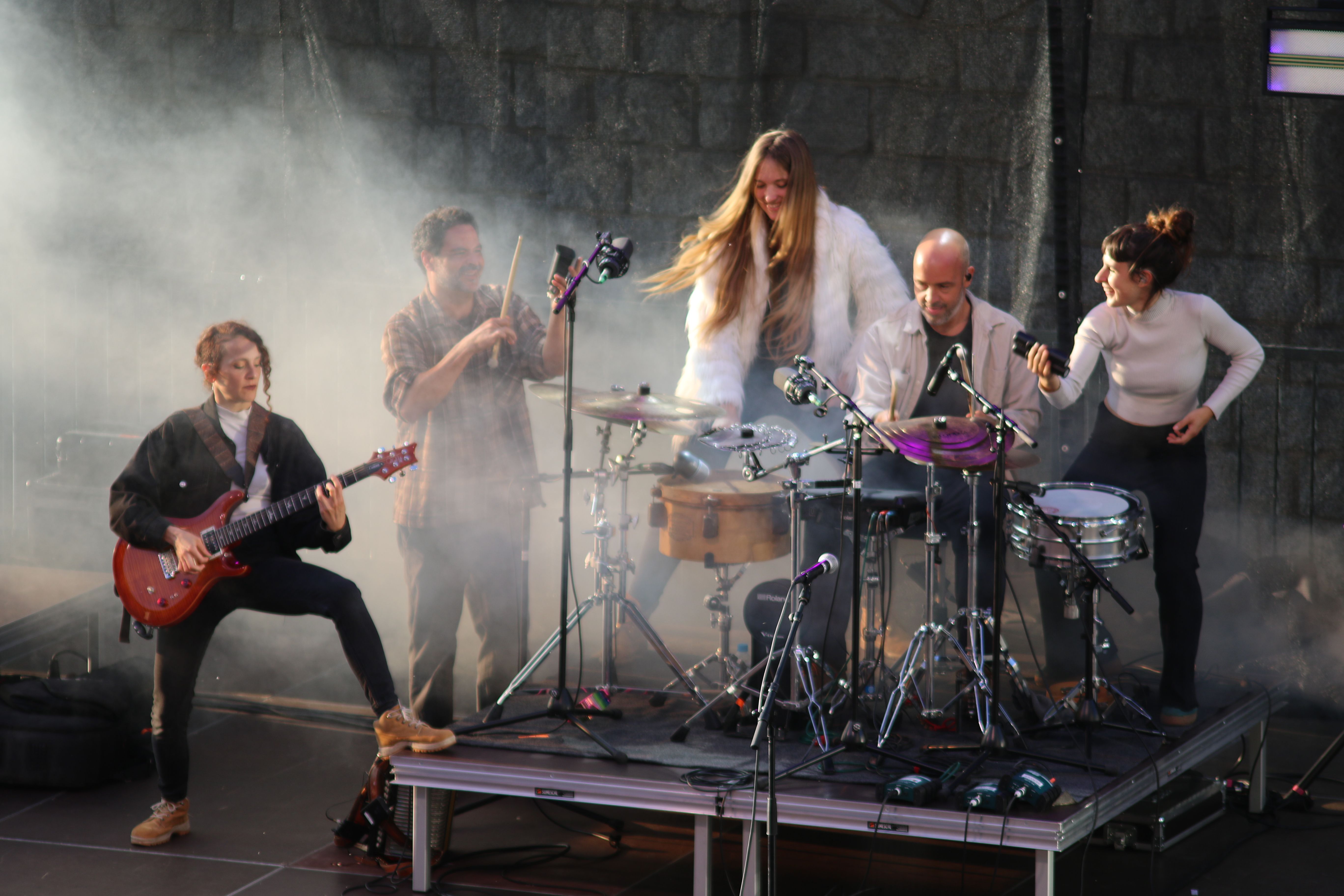 Els cinc integrants de la banda al tomb de la percussió.