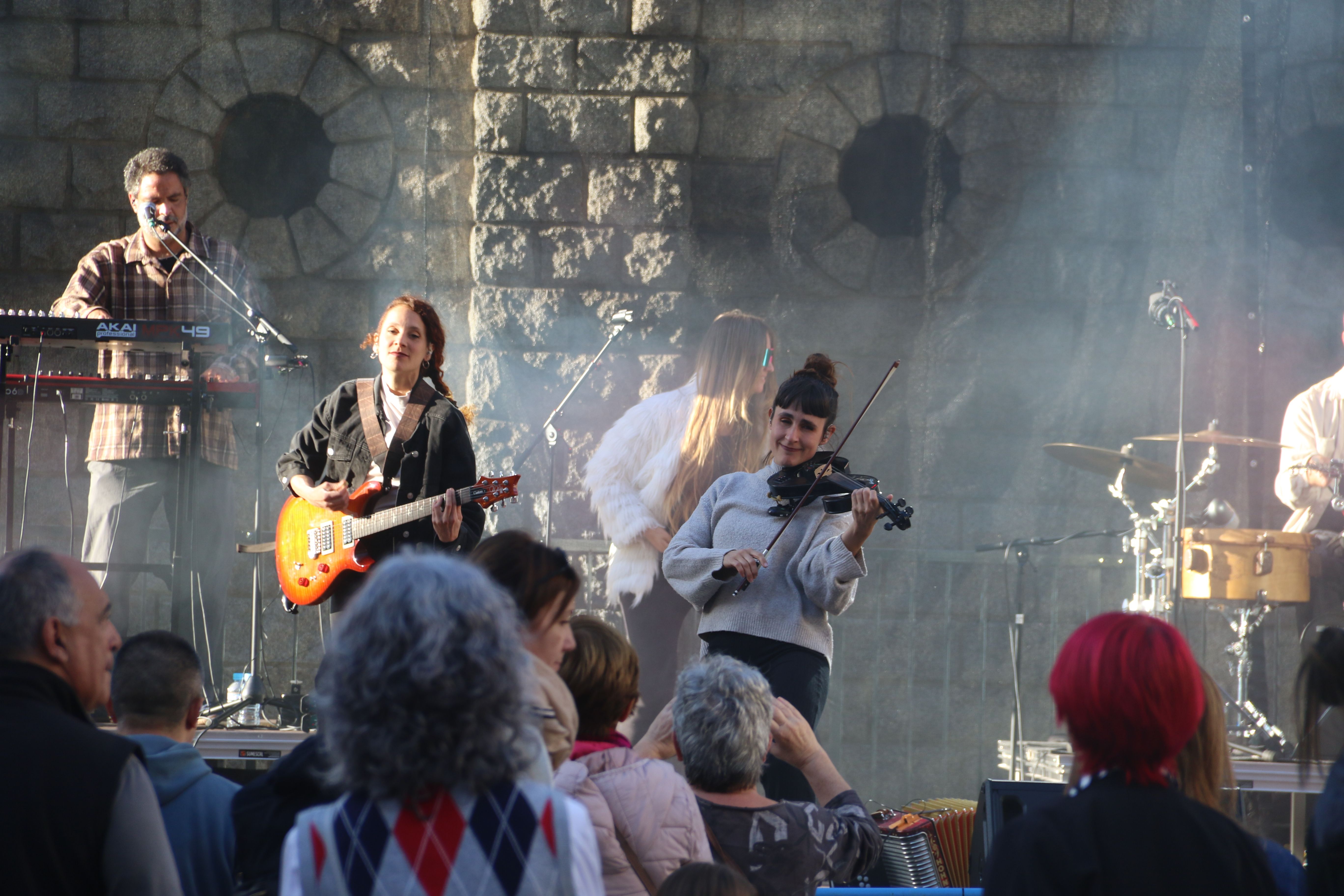 La violinista urgellenca Núria Llobet donant força a un dels temes de Sans.