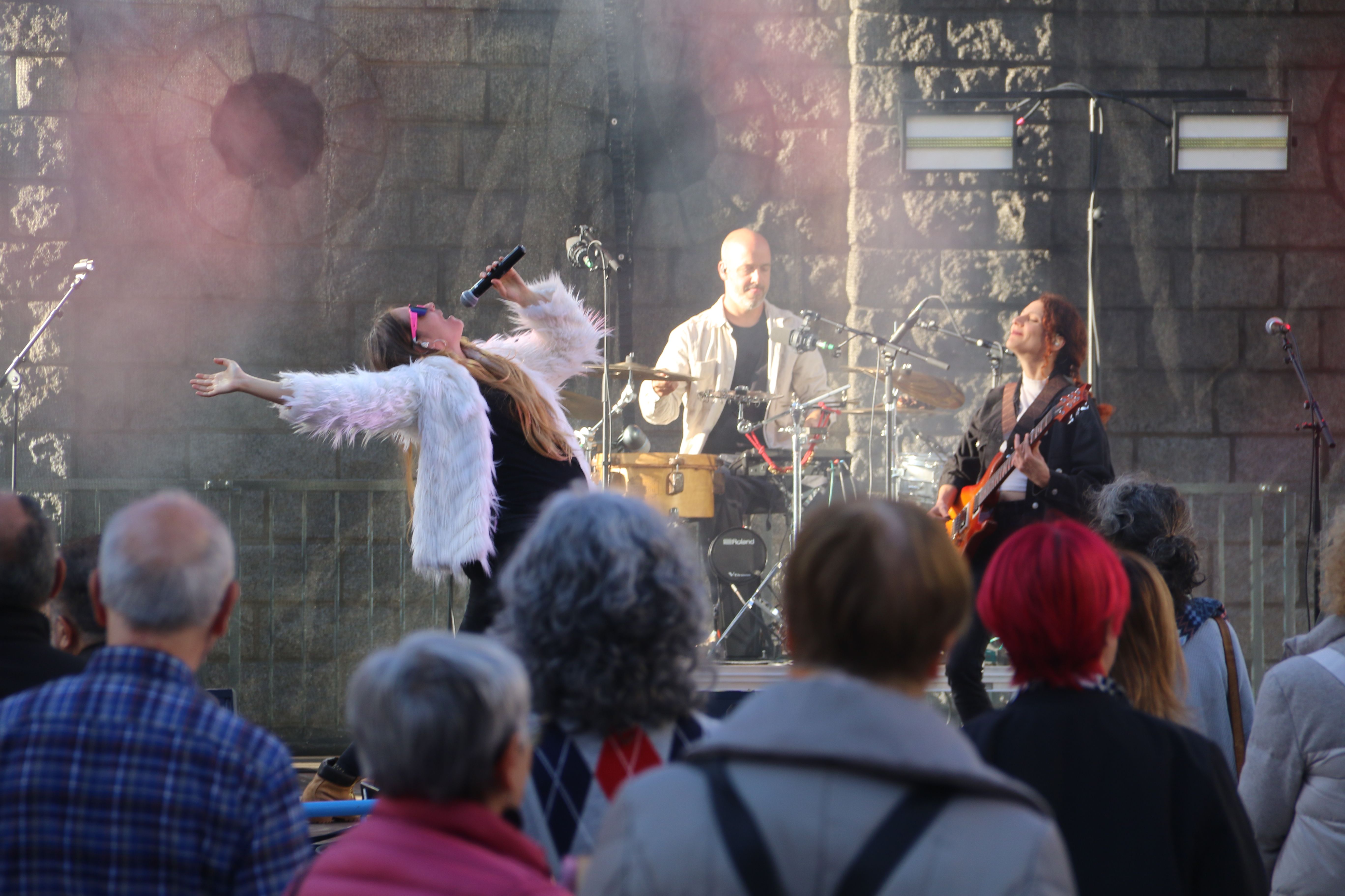 Alidé Sans mirant al cel acompanyada per Virgi Borràs a la guitarra.