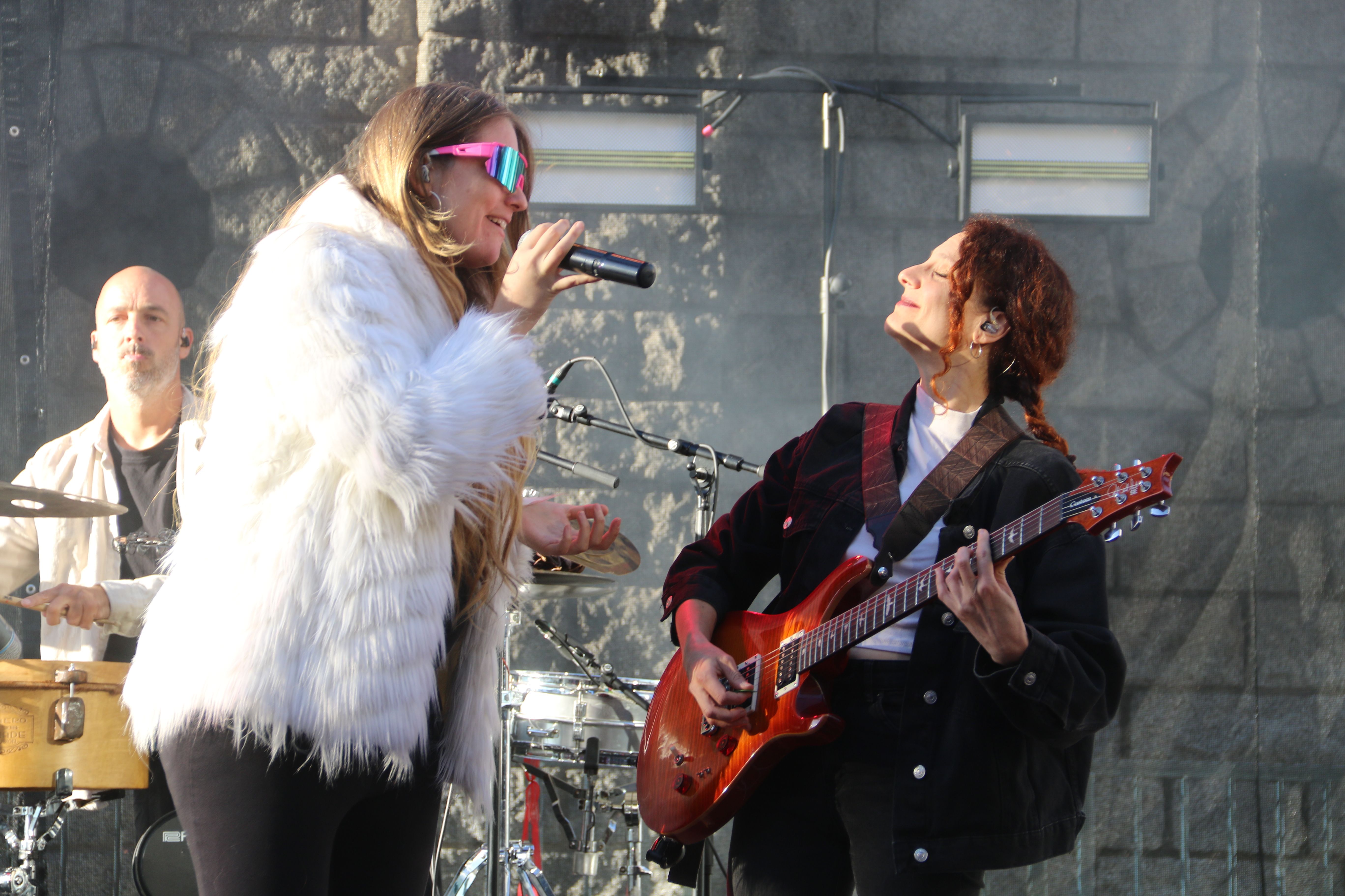 Alidé Sans amb Virgi Borràs a la guitarra.