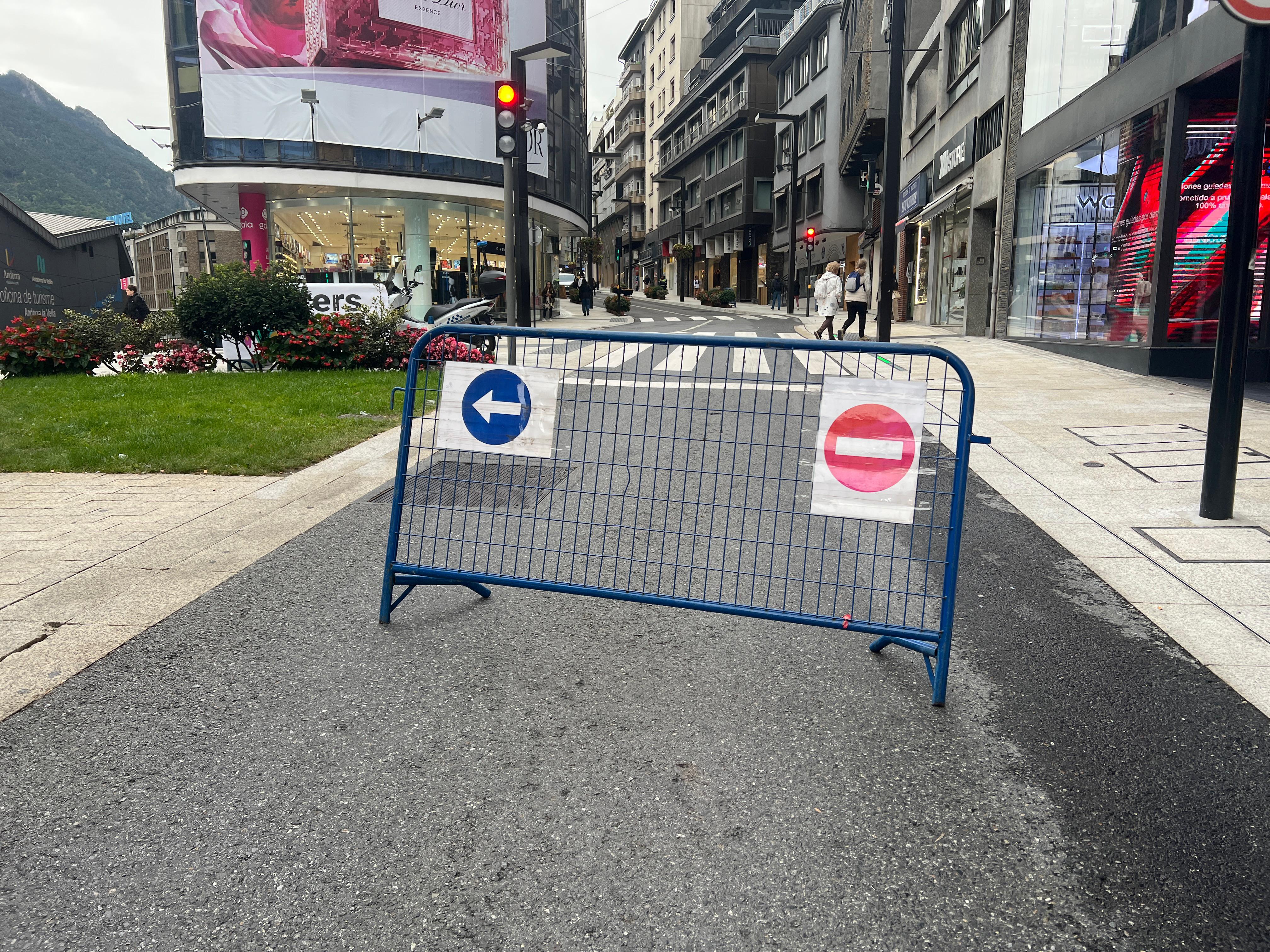 Una tanca impedeix el pas dels vehicles cap a l'avinguda Meritxell. Una tanca impedeix el pas dels vehicles cap a l'avinguda Meritxell.