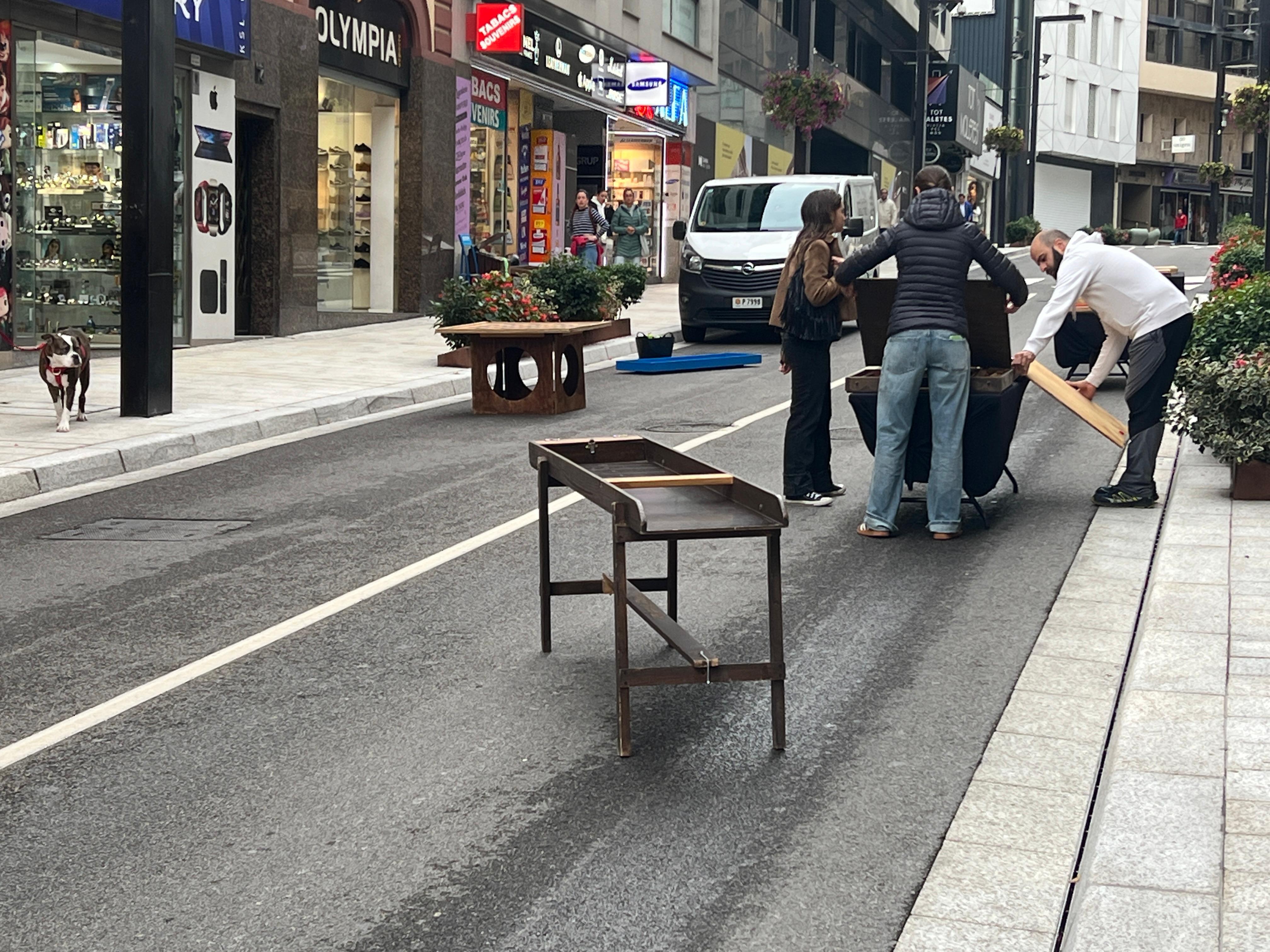 Muntatge dels jocs que hi haurà durant la jornada a l'avinguda. Muntatge dels jocs que hi haurà durant la jornada a l'avinguda.