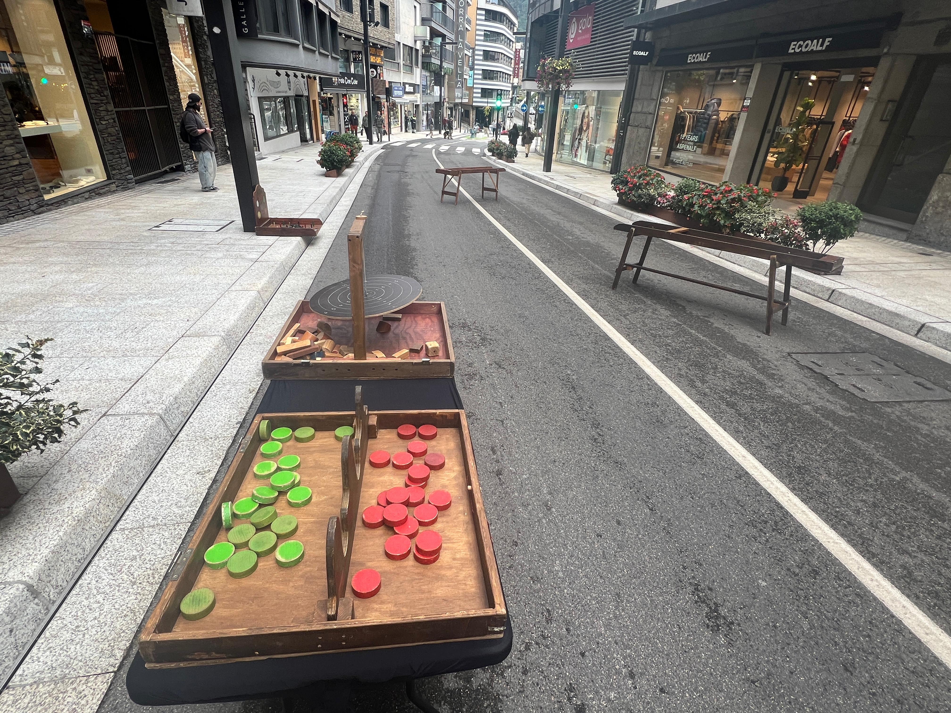 Jocs de fusta a l'avinguda Meritxell. Jocs de fusta a l'avinguda Meritxell.