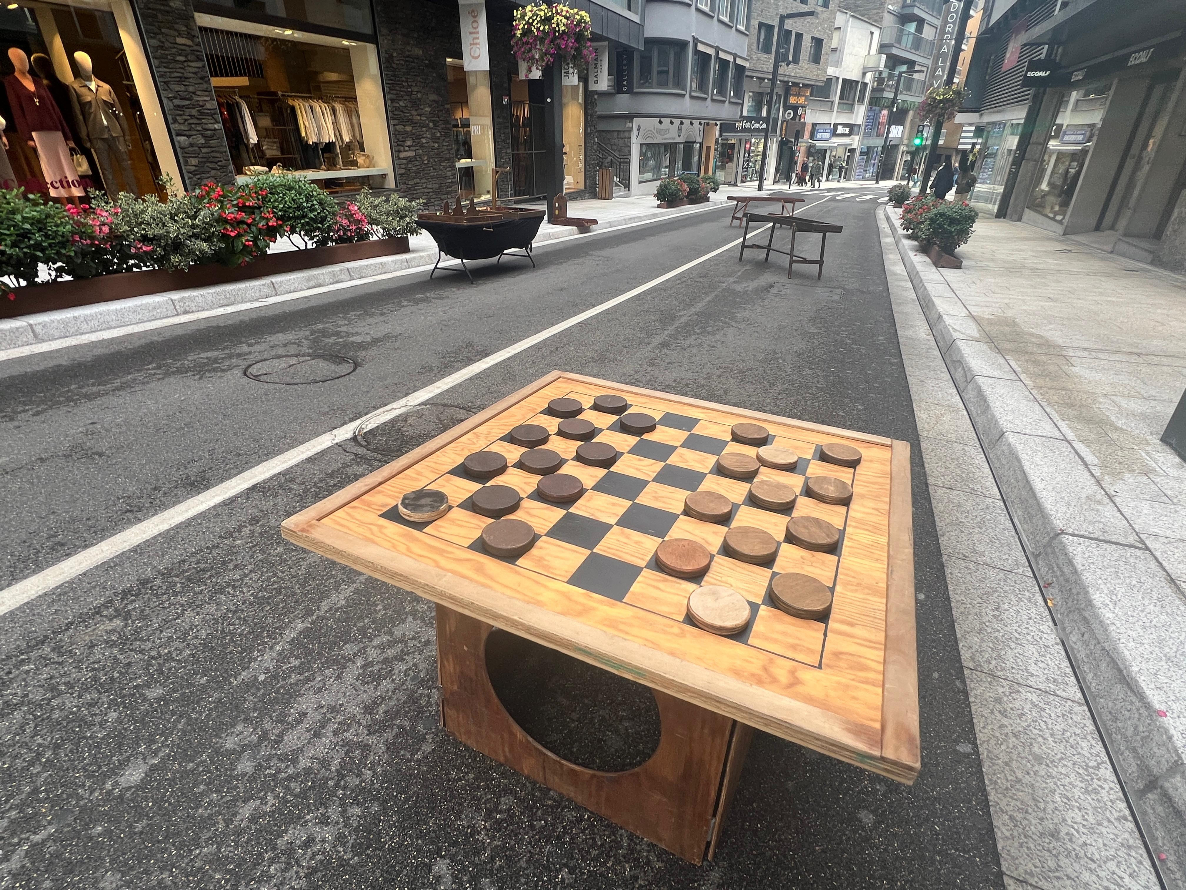 Jocs de fusta a l'avinguda Meritxell. Jocs de fusta a l'avinguda Meritxell.